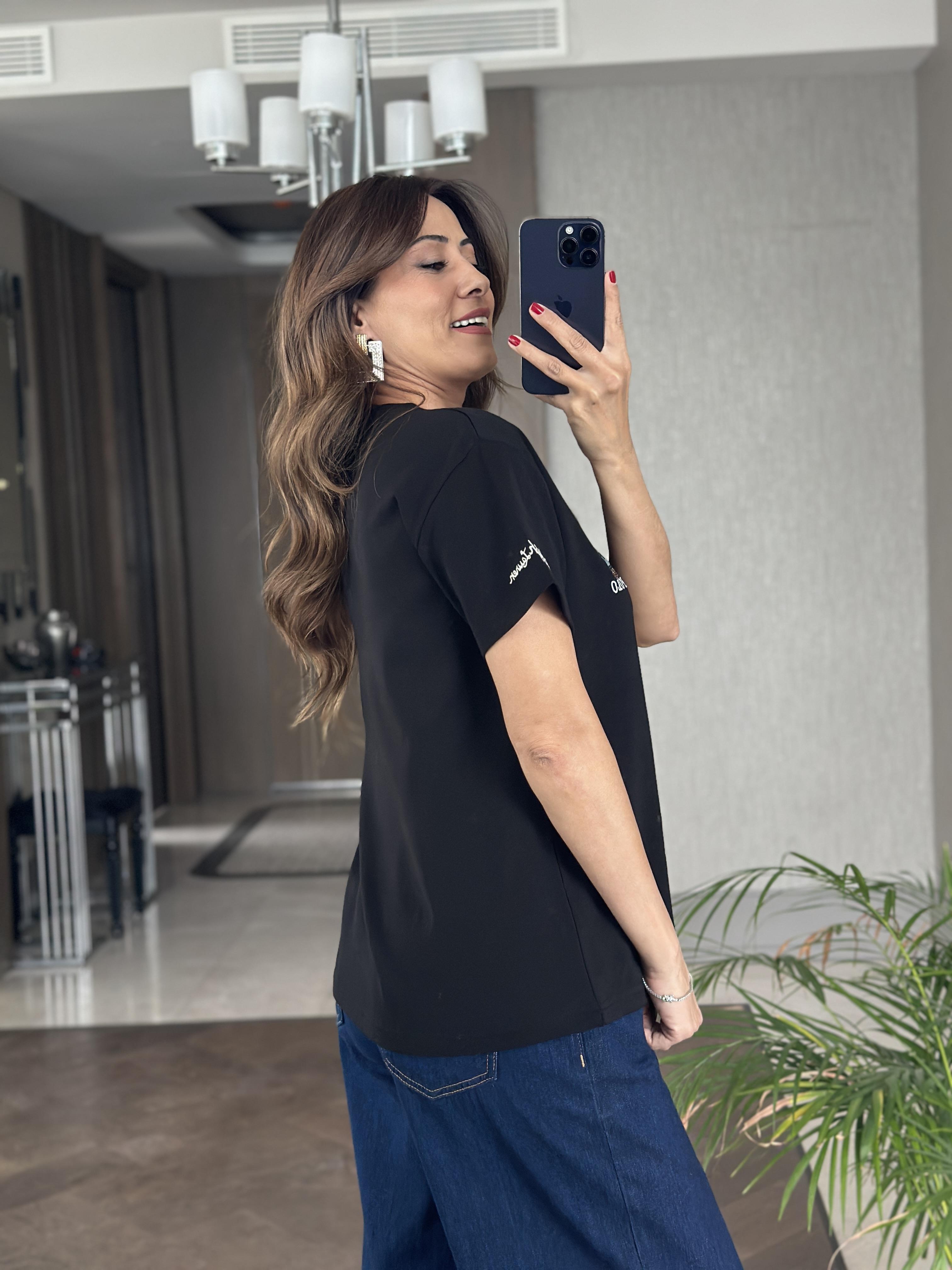 Siyah Bisiklet Yaka Kol Ucu Yazı Nakışlı  Ayıcık  Kadın T-Shirt 