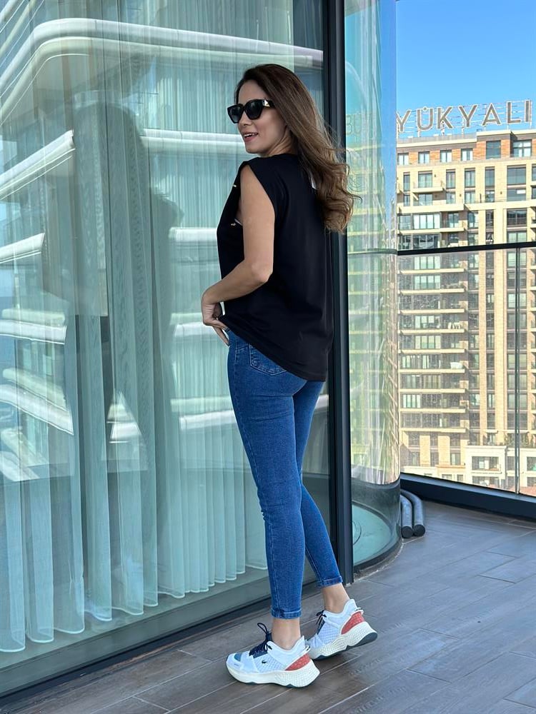 Siyah Bisiklet Yaka Kolu Düğme Detay Kadın T-Shirt