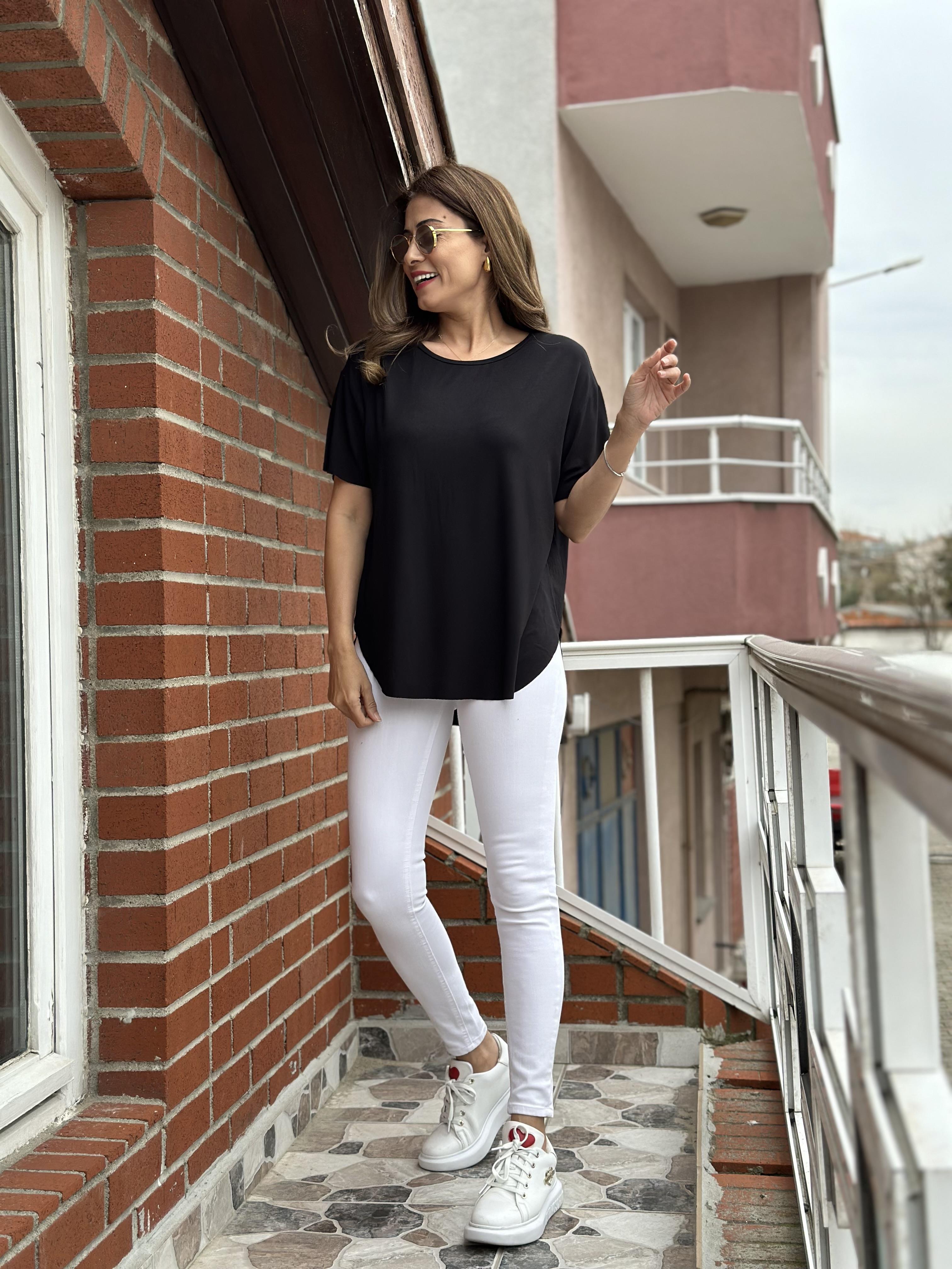 Siyah Bisiklet Yaka  Kolu Ve Eteği Lazer Kesim Kadın T-Shirt