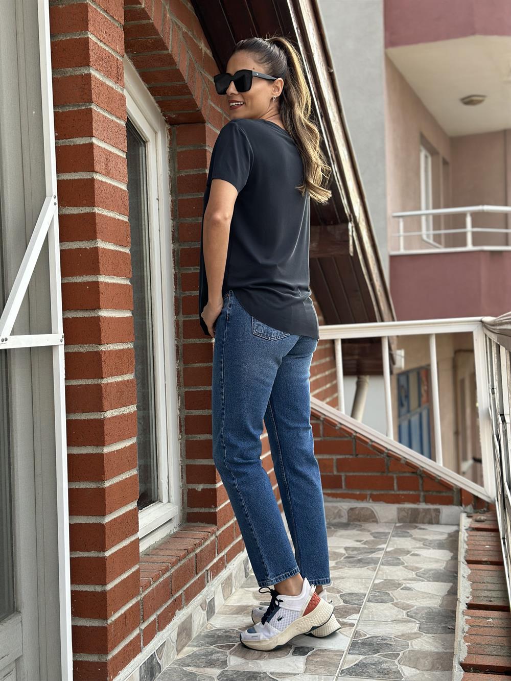 Siyah Bisiklet Yaka Lazer Kesim Modal Kadın T-Shirt