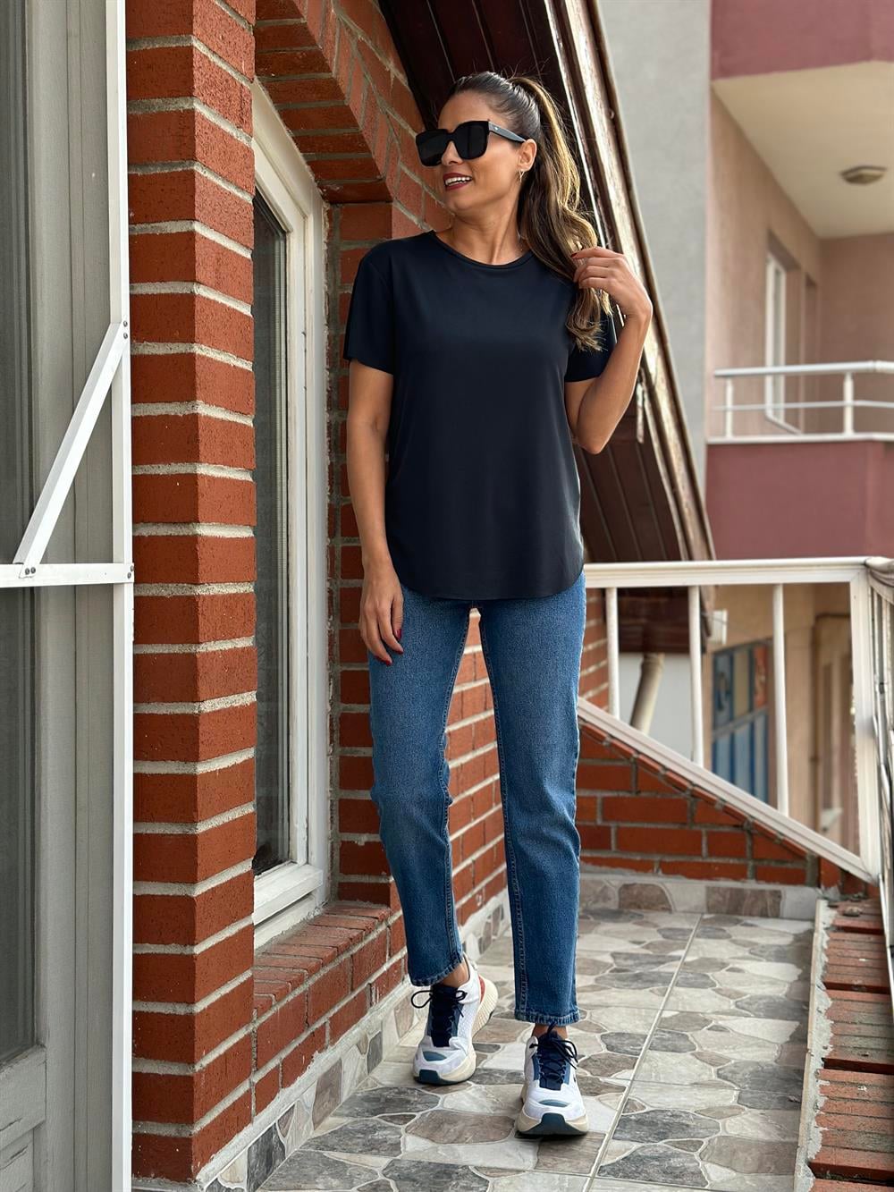 Siyah Bisiklet Yaka Lazer Kesim Modal Kadın T-Shirt