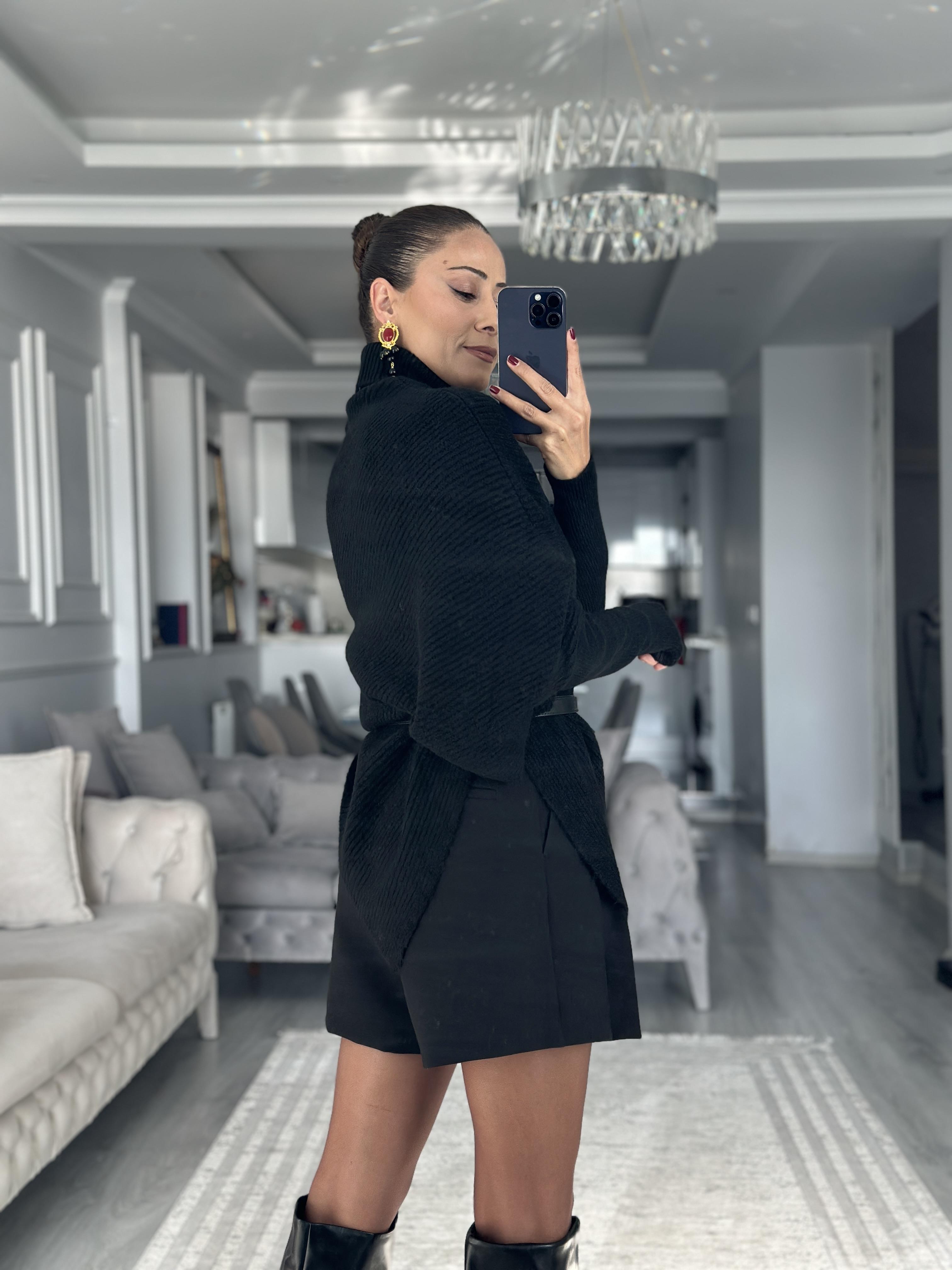 Siyah Boğazlı Panço Kesim Kadın Triko Kazak