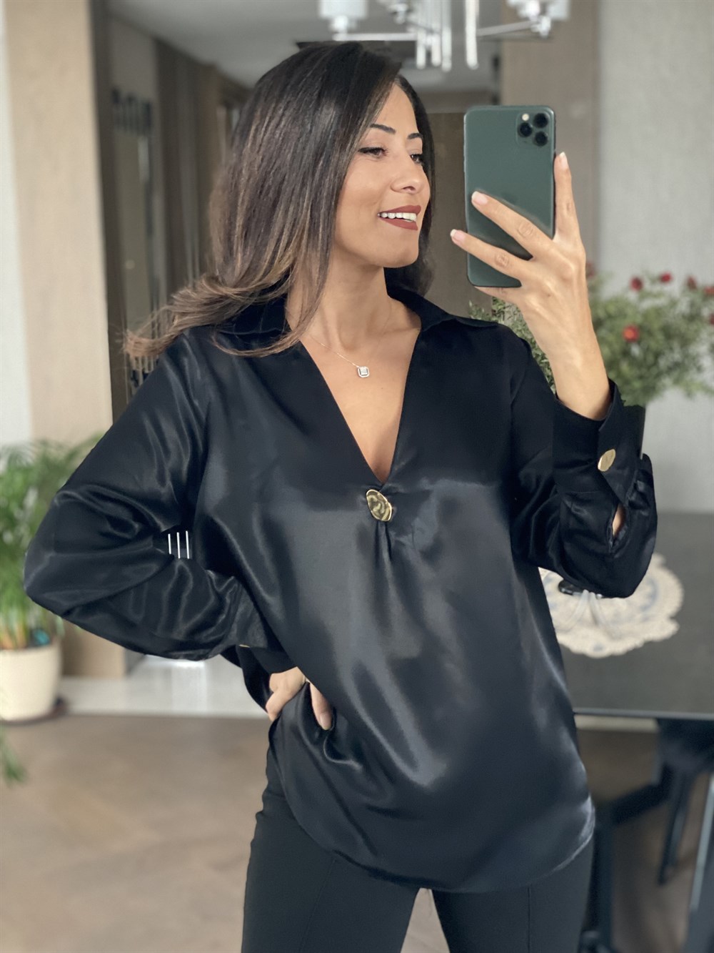 Siyah Broş Detaylı İpek Saten Kadın Bluz