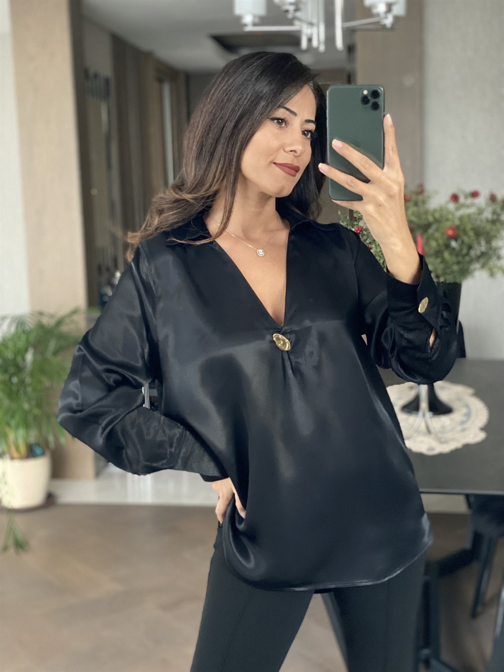 Siyah Broş Detaylı İpek Saten Kadın Bluz