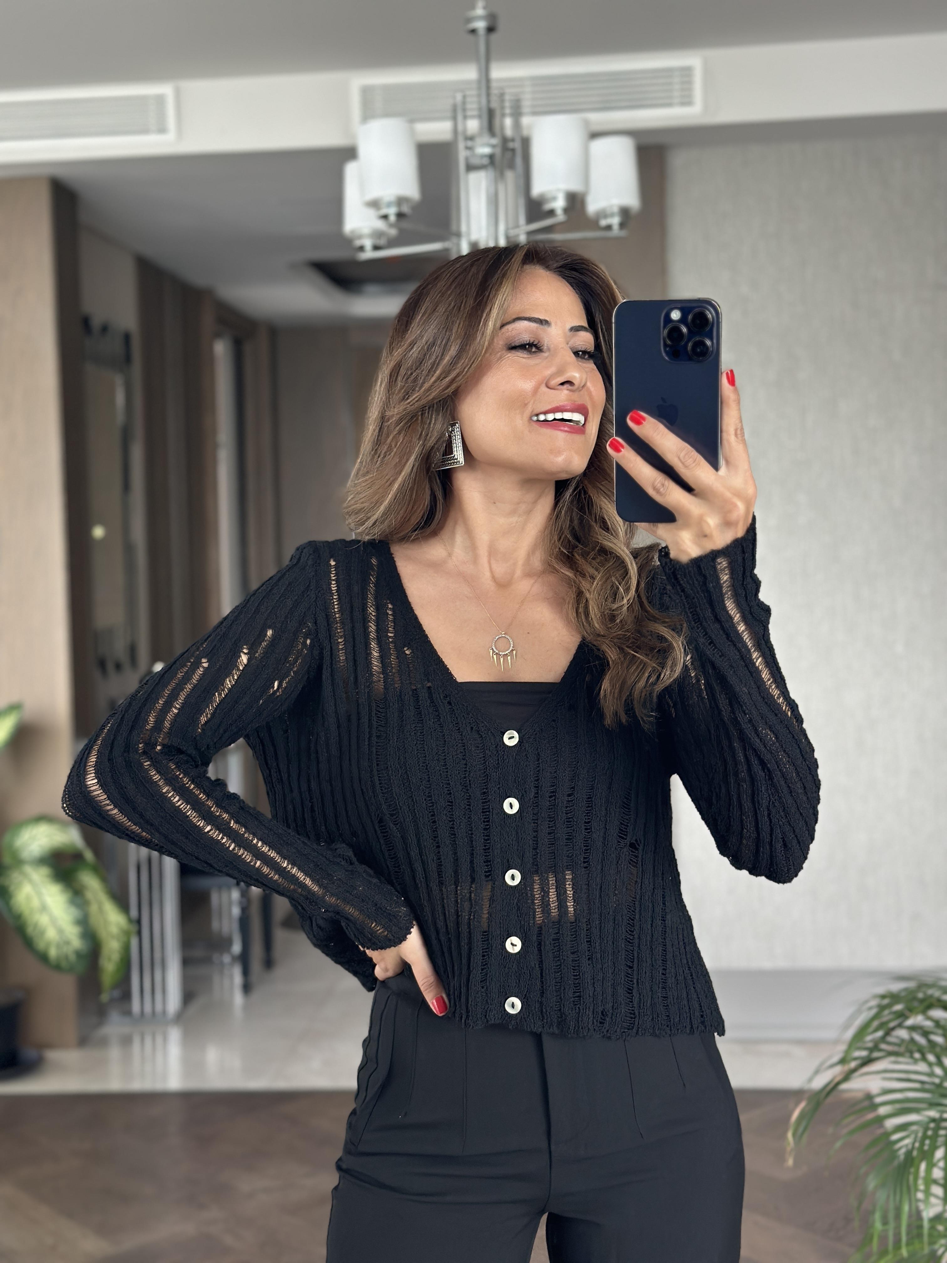 Siyah Dekolteli Düğmeli Triko Kadın Hırka 