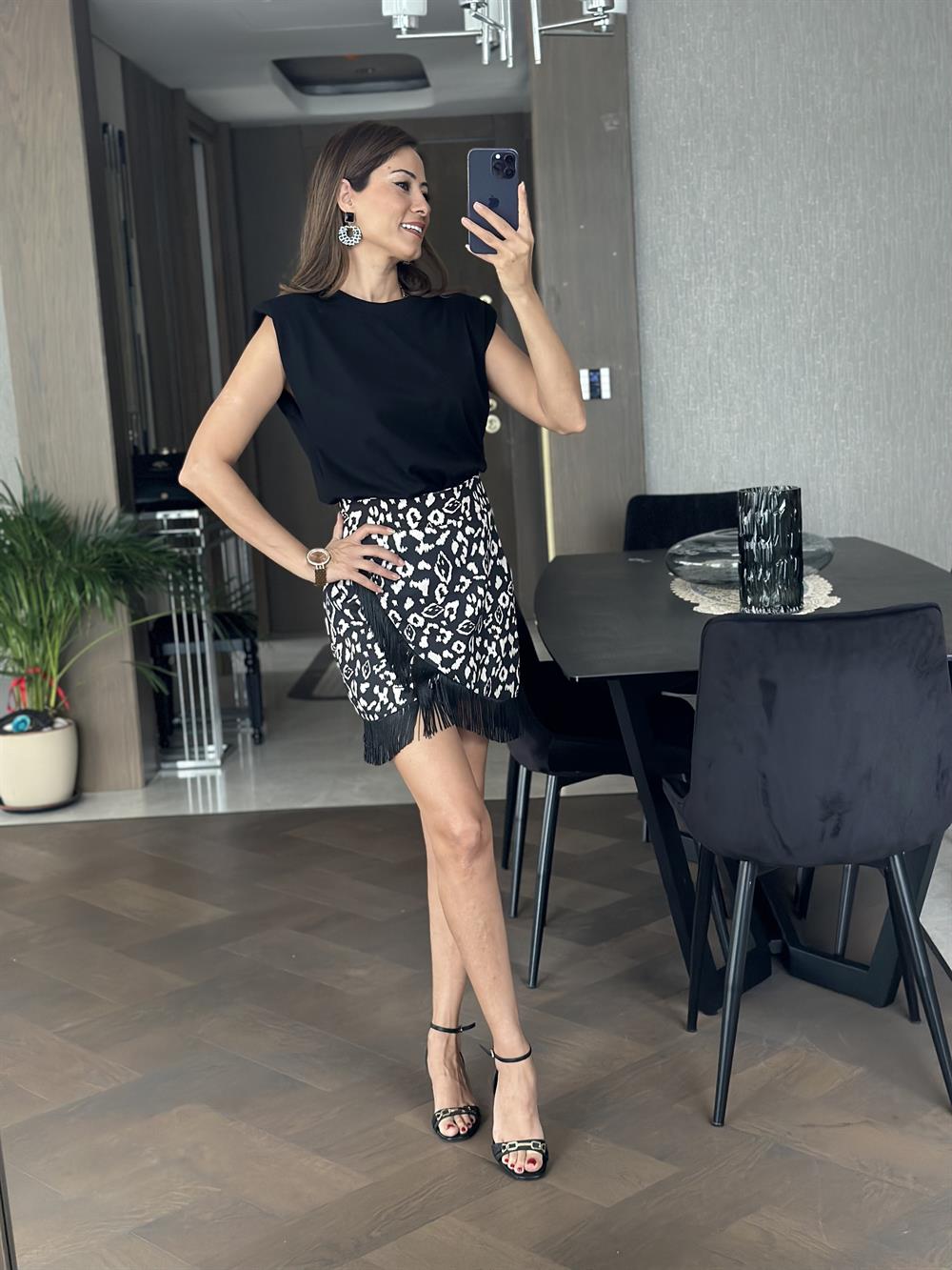 Siyah Desenli Eteği Saçaklı Mini Kadın Etek