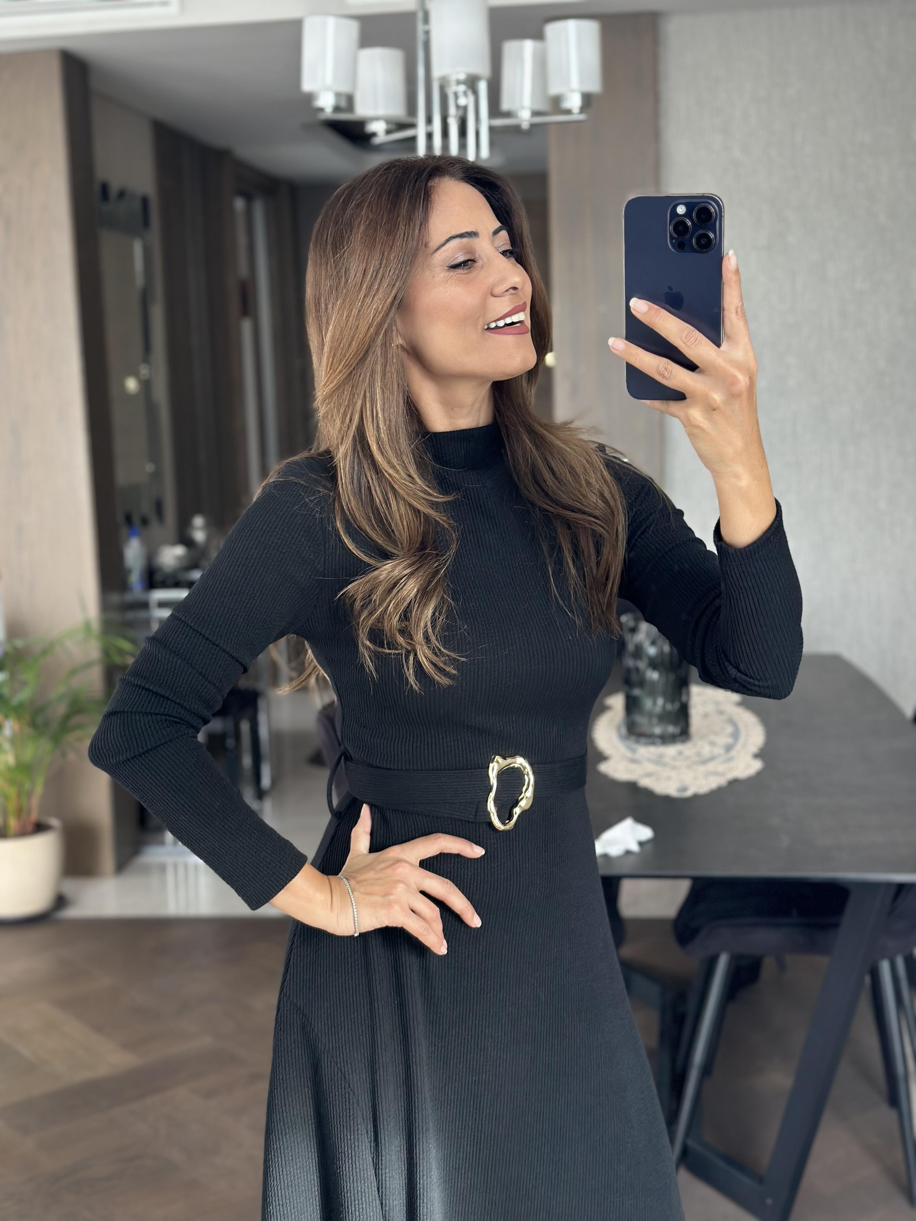 Siyah Dik Yaka Önü Tek Yırtmaçlı Kemerli Fitilli Kaşkorse Kemerli Yırtmaçlı Midi Boy Kadın Elbise 