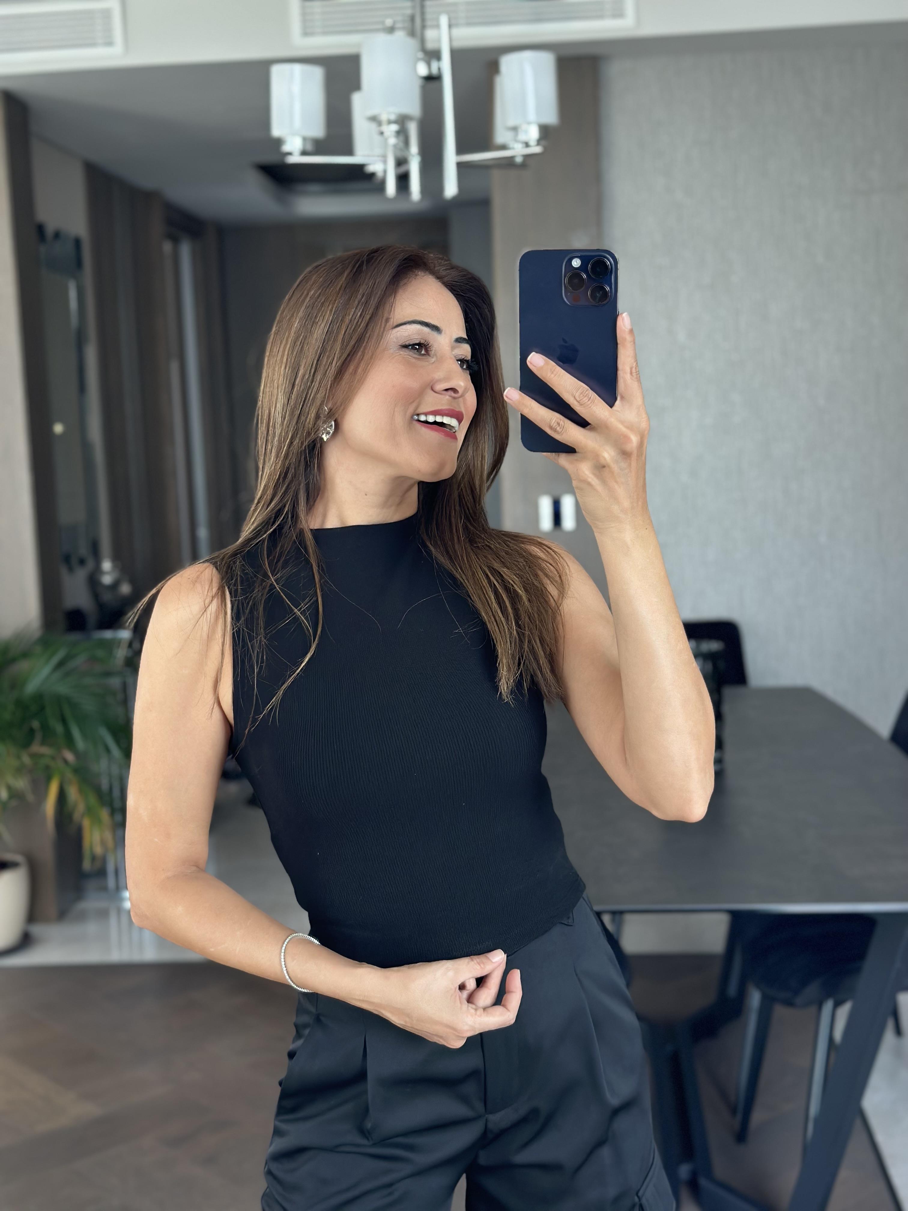 Siyah Dik Yaka Sıfır Kol Kaşkorse Kadın Crop Body