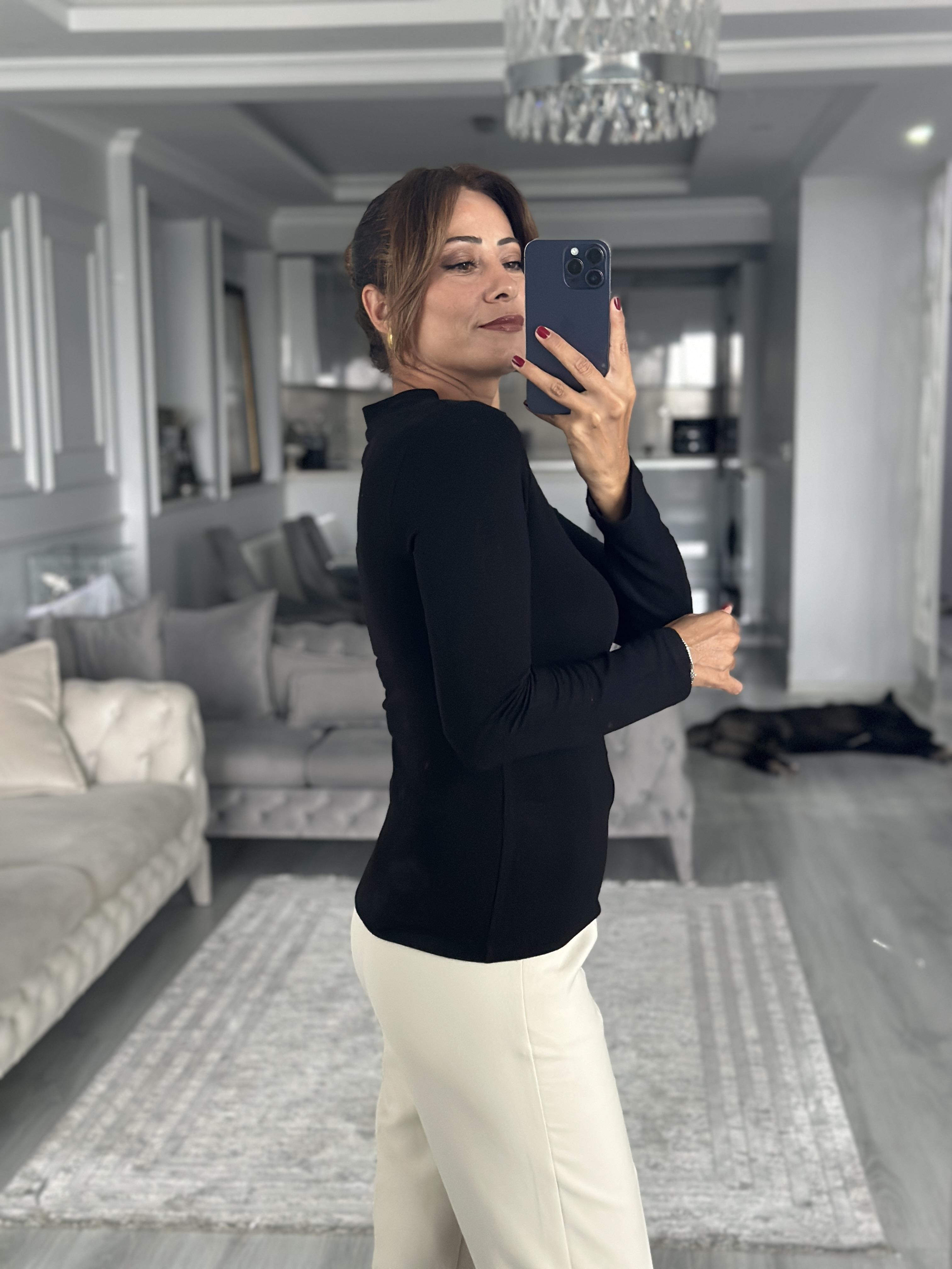 Siyah Dik Yaka Uzun Kollu Önü Dikişli Kadın Bluz