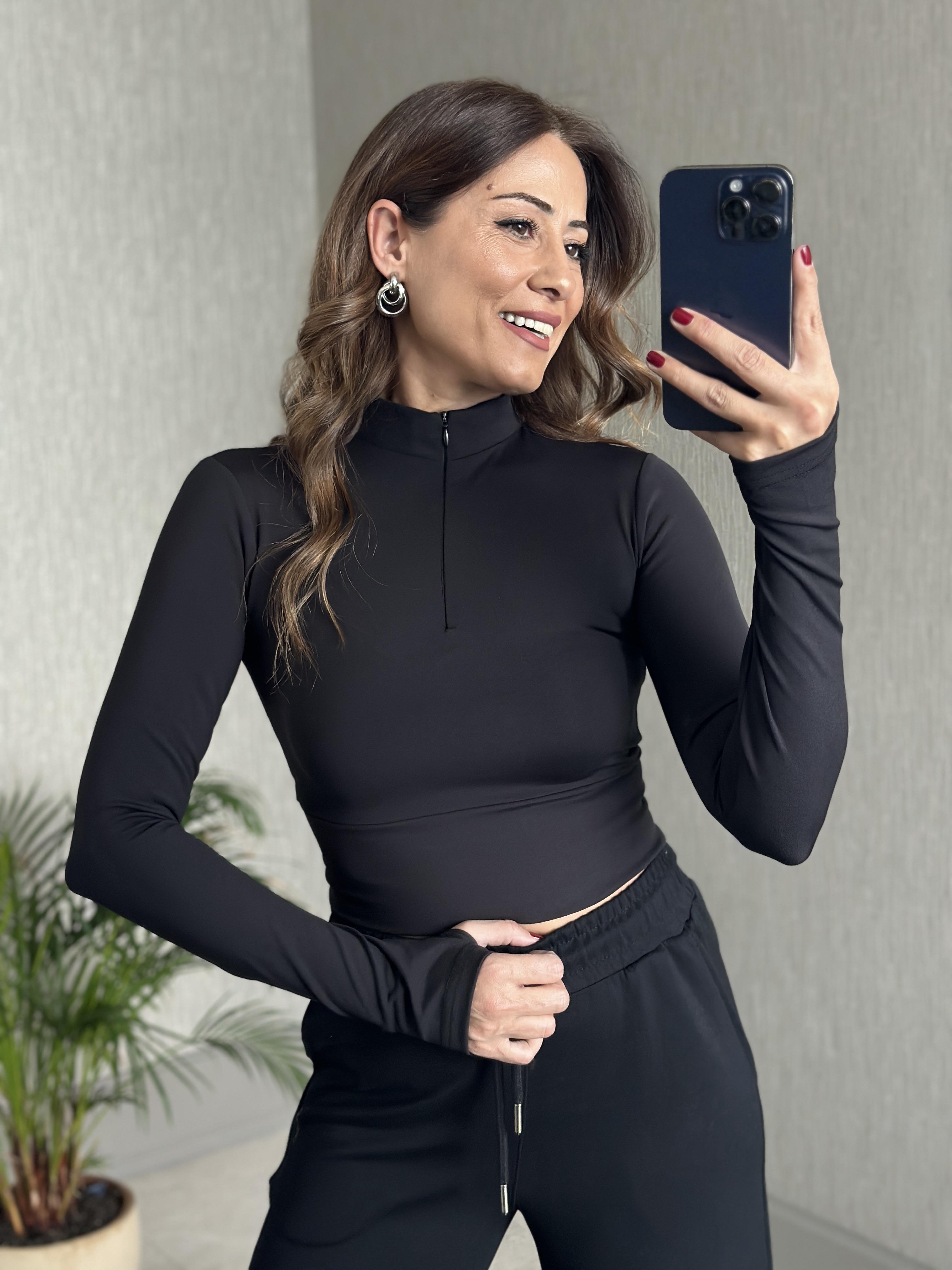 Siyah Dik Yaka Yarım Fermuarlı Parmak Geçmeli Kadın Body