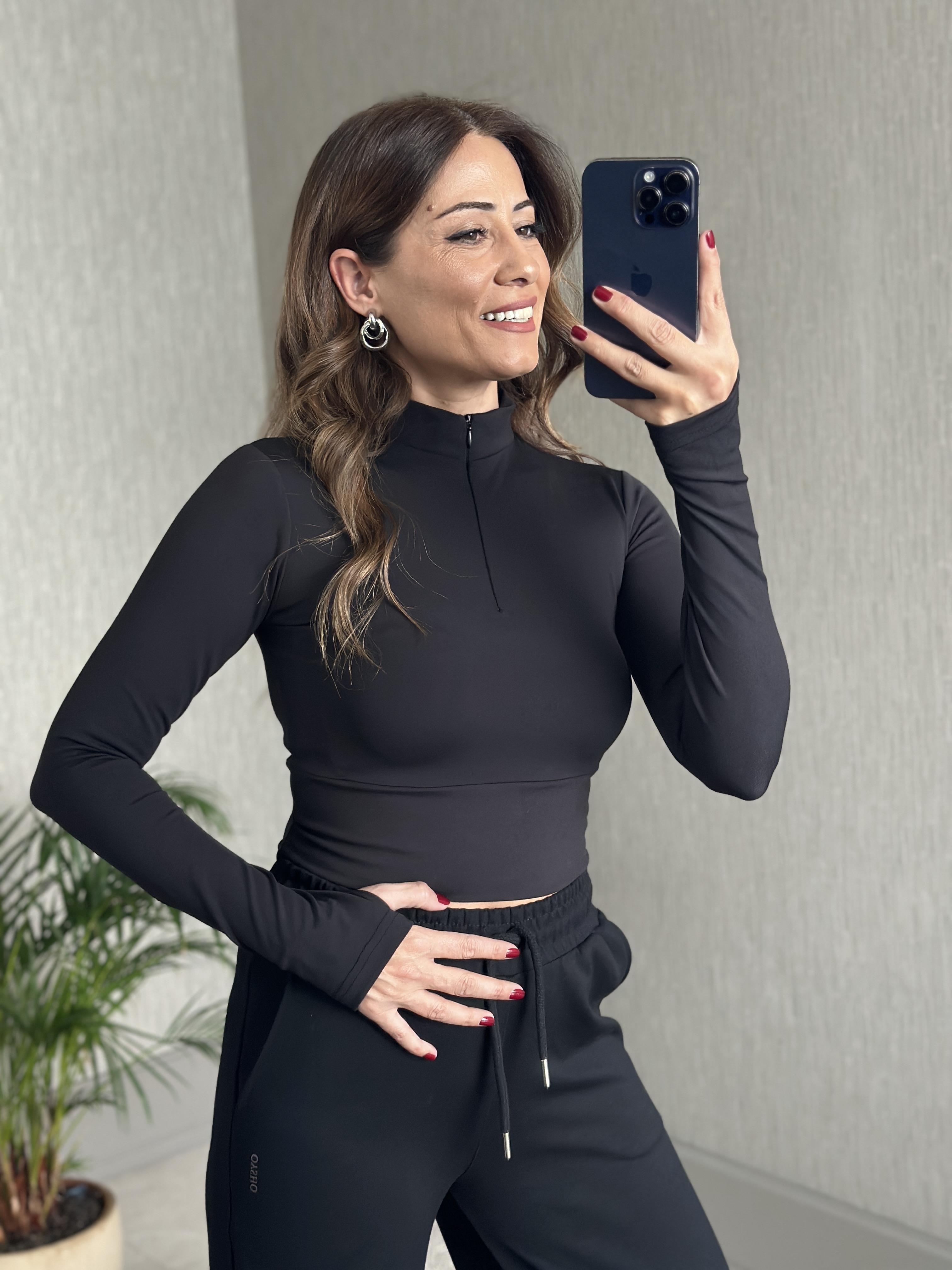 Siyah Dik Yaka Yarım Fermuarlı Parmak Geçmeli Kadın Body