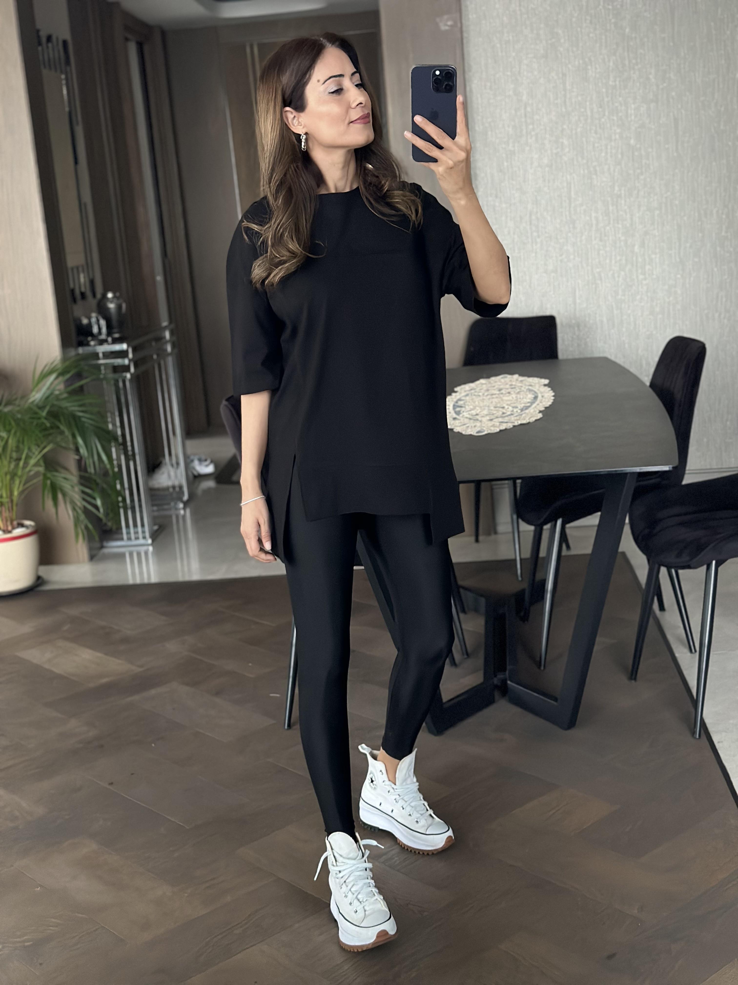 Siyah Dikiş Detay Önü Çift Yırtmaçlı Kadın T-Shirt