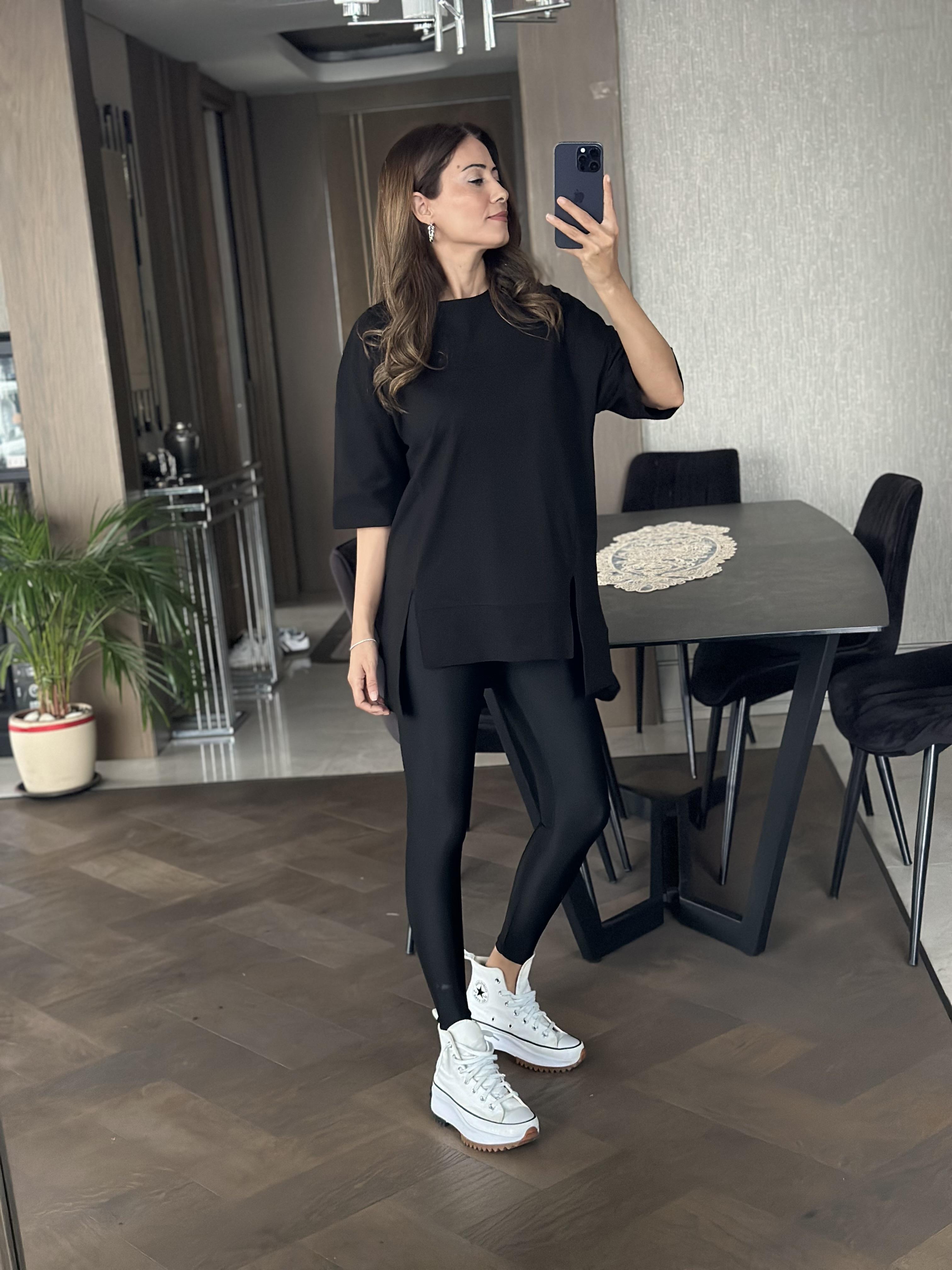 Siyah Dikiş Detay Önü Çift Yırtmaçlı Kadın T-Shirt