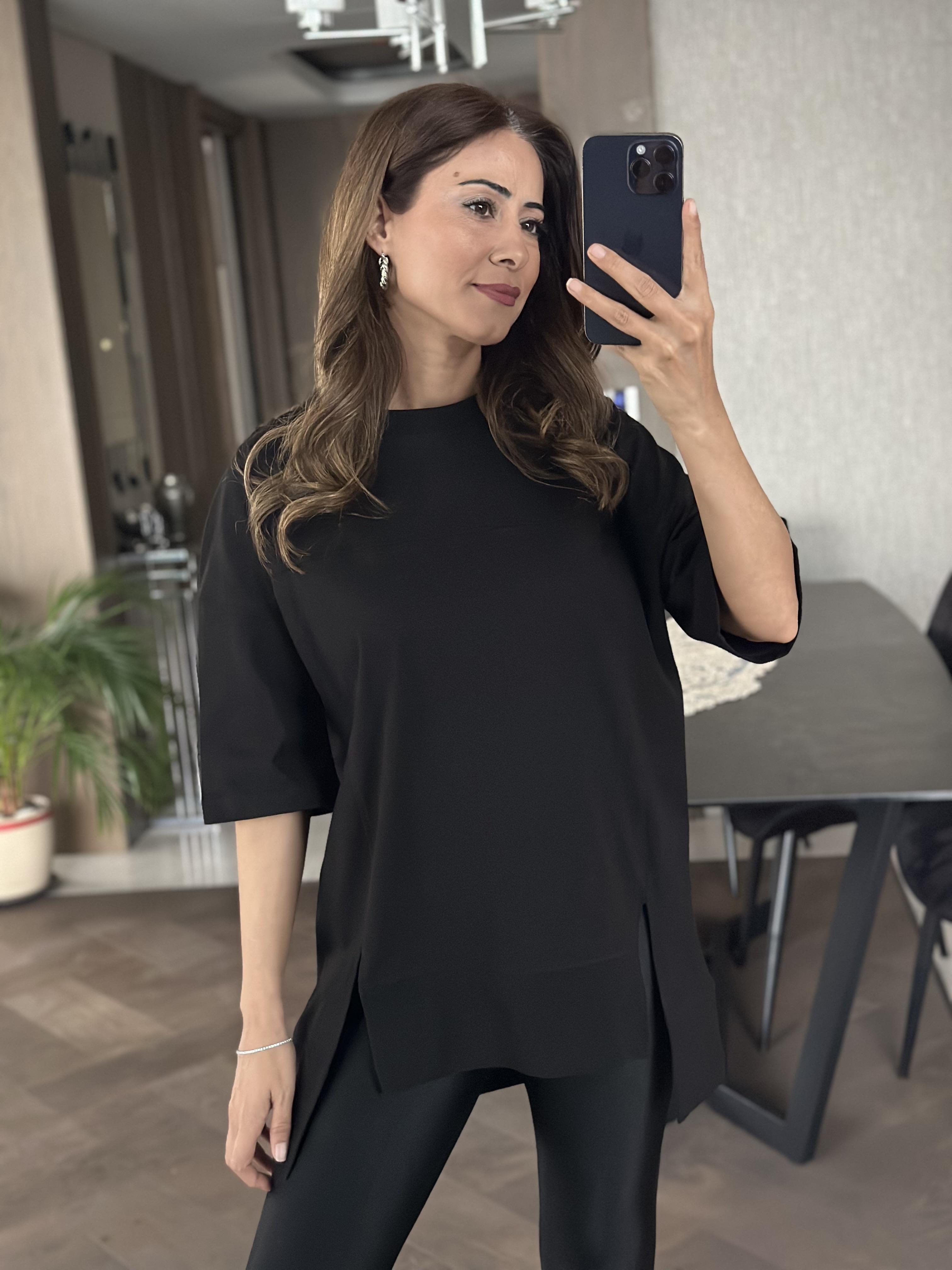 Siyah Dikiş Detay Önü Çift Yırtmaçlı Kadın T-Shirt