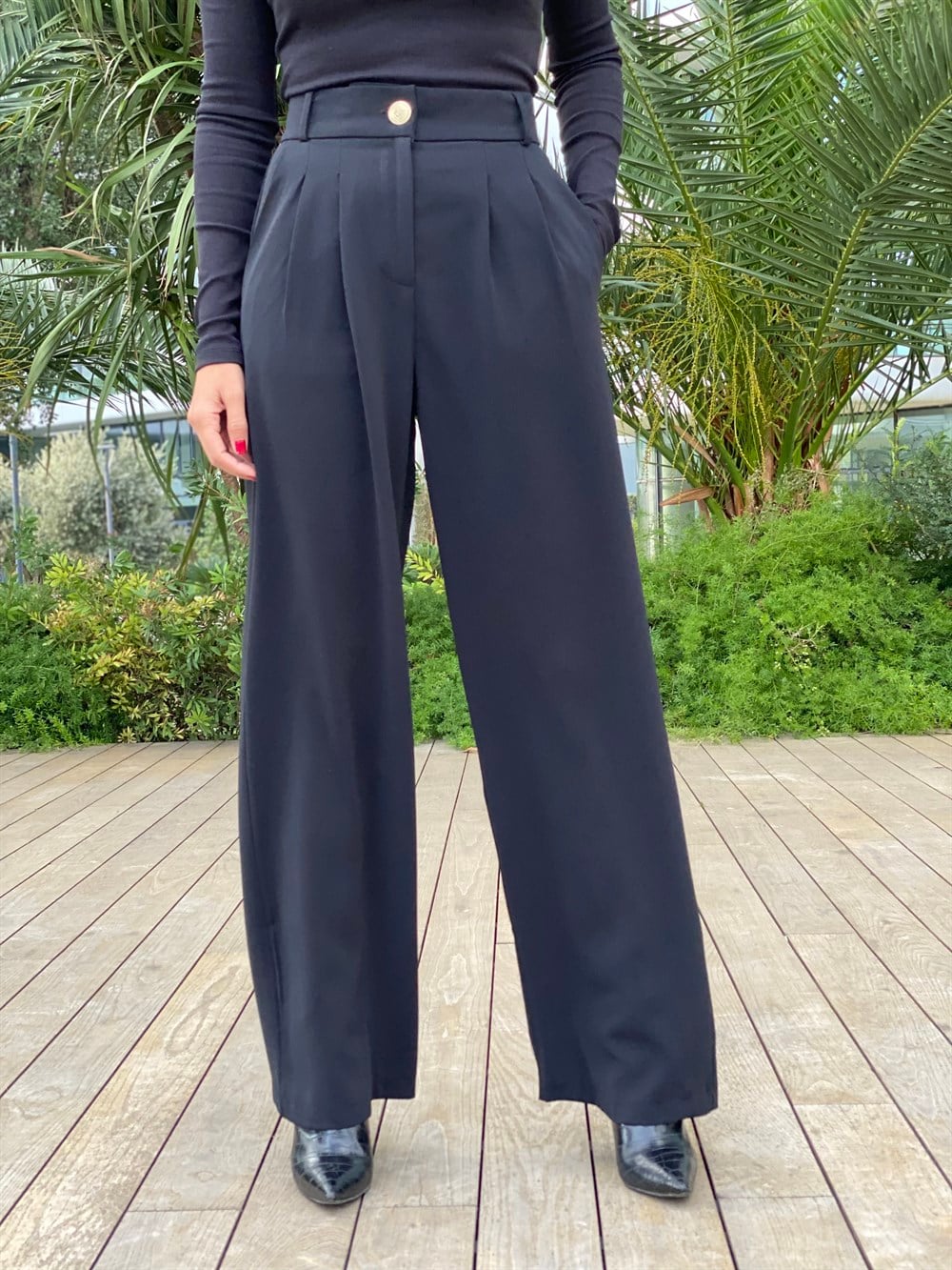 Siyah Düğmeli Arka Bel Lastikli Geniş Paça Kumaş Kadın Pantolon