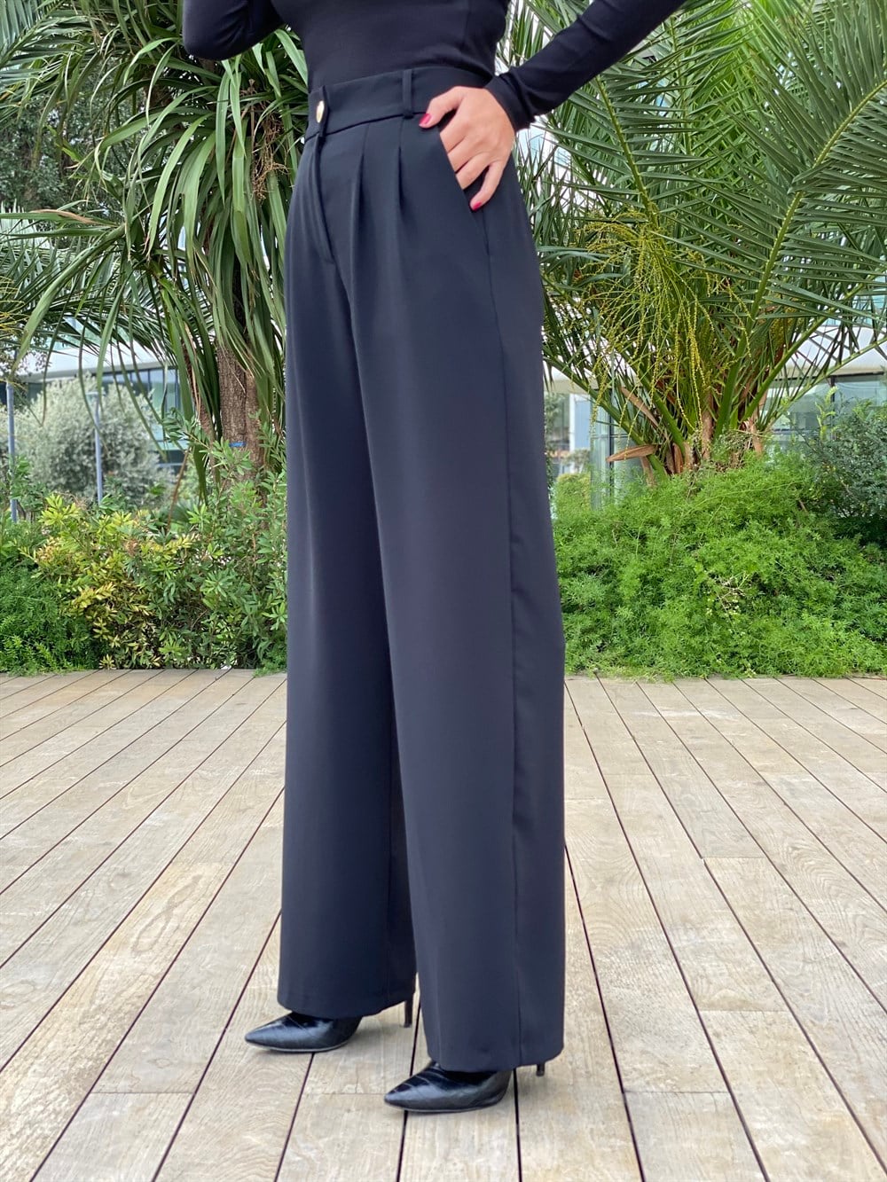 Siyah Düğmeli Arka Bel Lastikli Geniş Paça Kumaş Kadın Pantolon