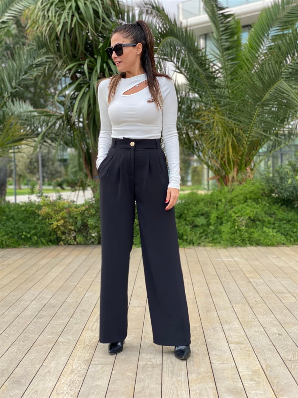 Siyah Düğmeli Arka Bel Lastikli Geniş Paça Kumaş Kadın Pantolon