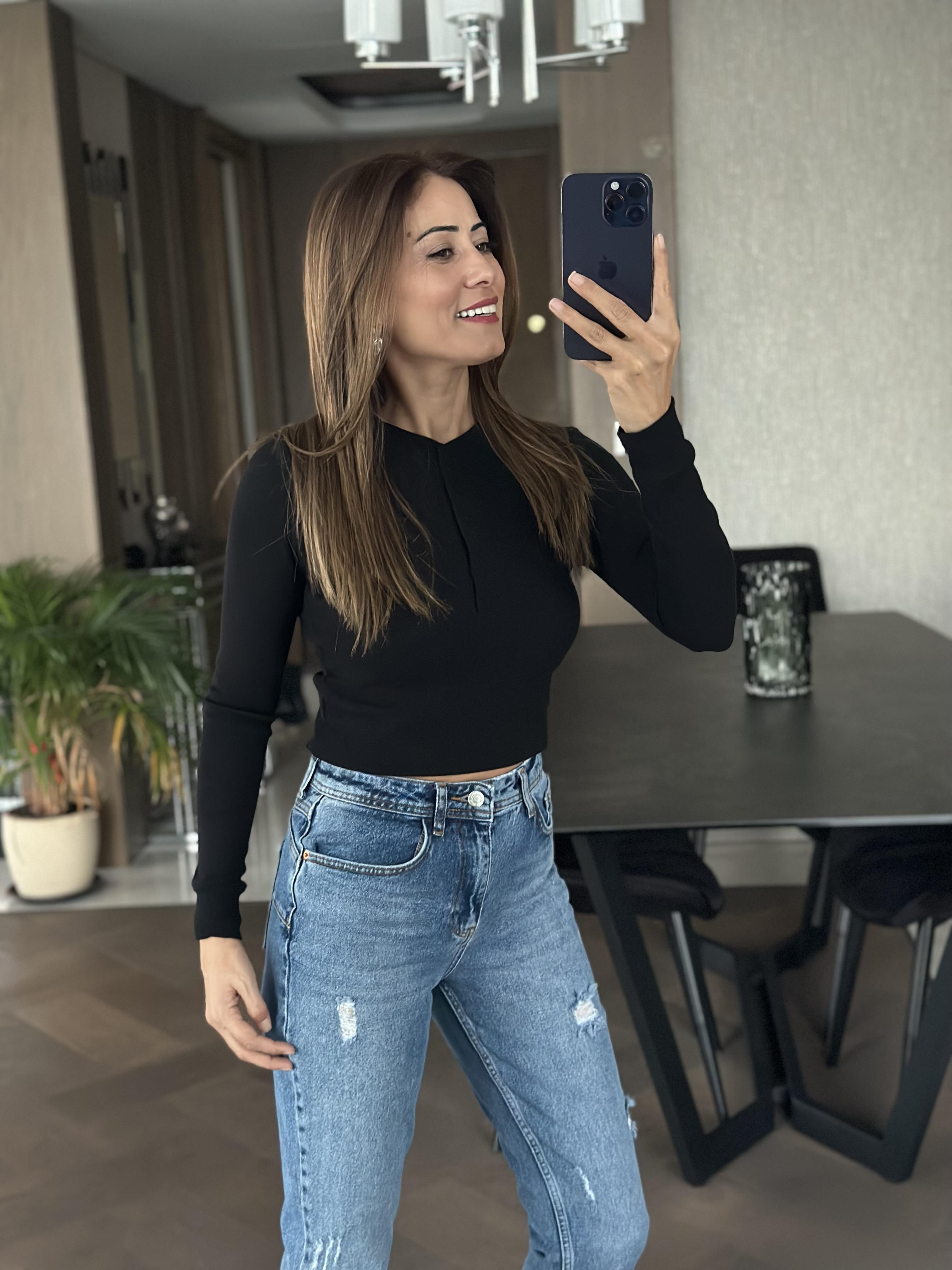 Siyah Düğmeli Uzun Kol Eteği Oval Kesim Kaşkorse Kadın  Bluz