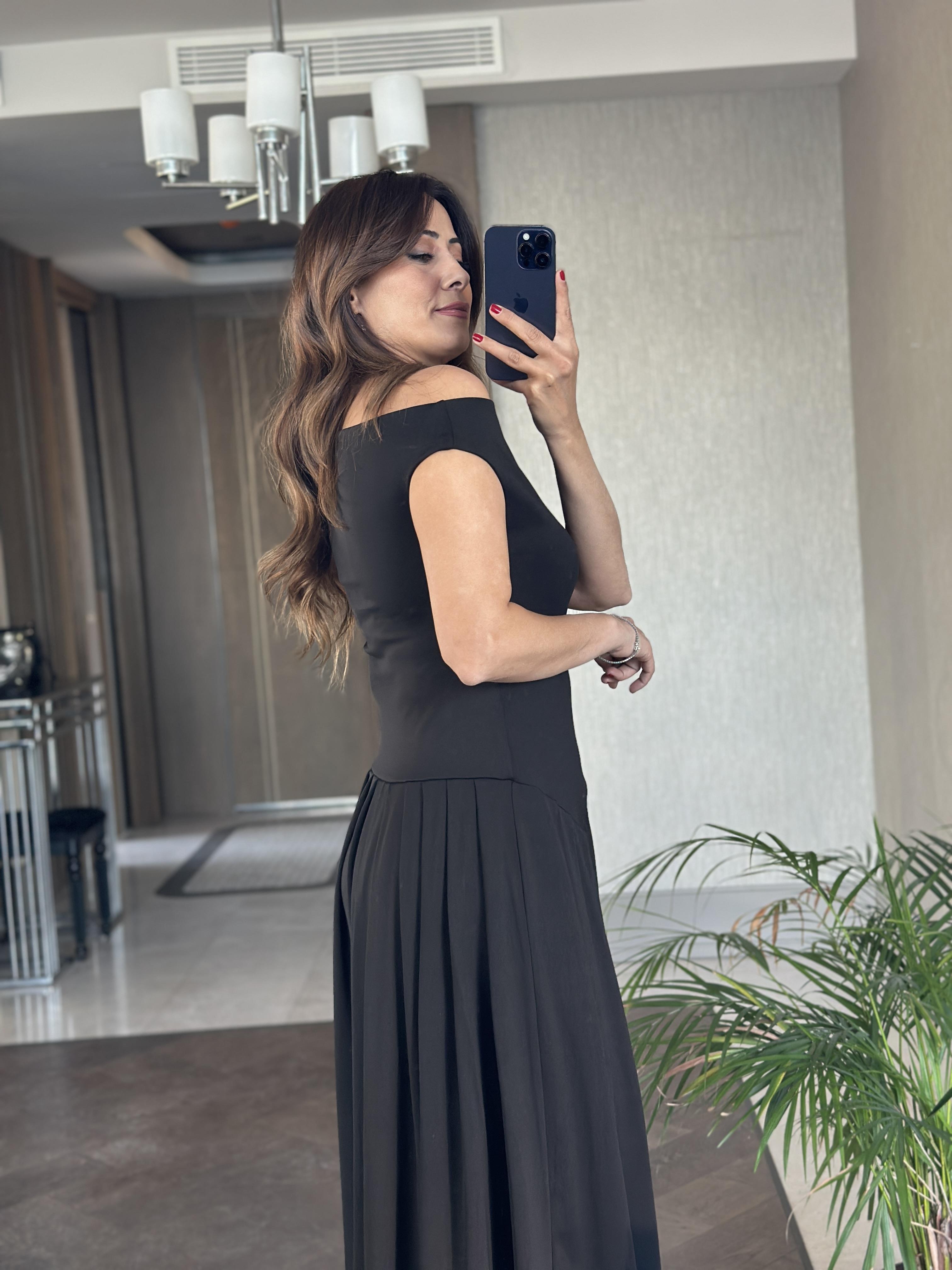 Siyah Düşük Kol Asimetrik Yaka Kadın Midi Boy Elbise