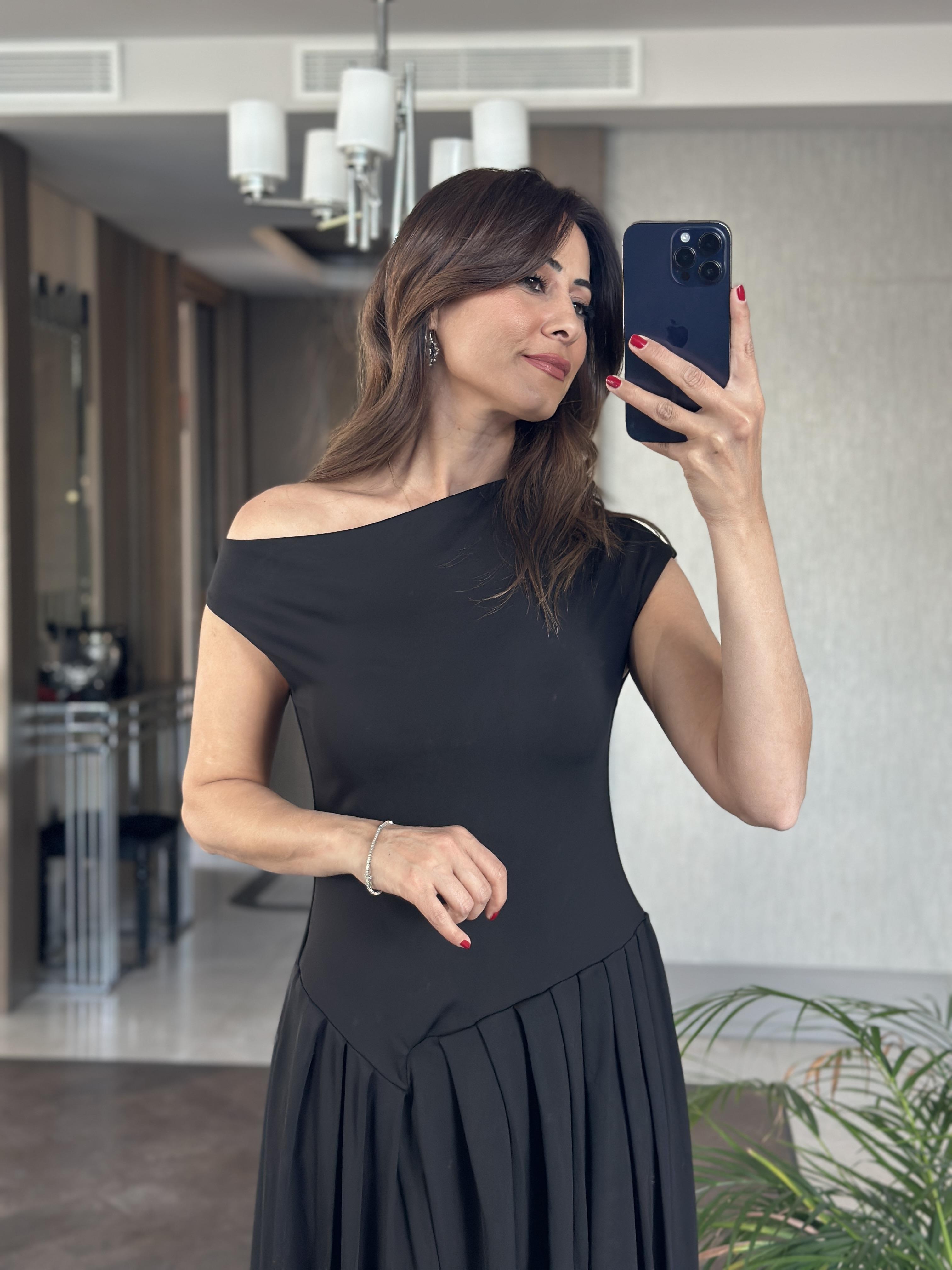 Siyah Düşük Kol Asimetrik Yaka Kadın Midi Boy Elbise