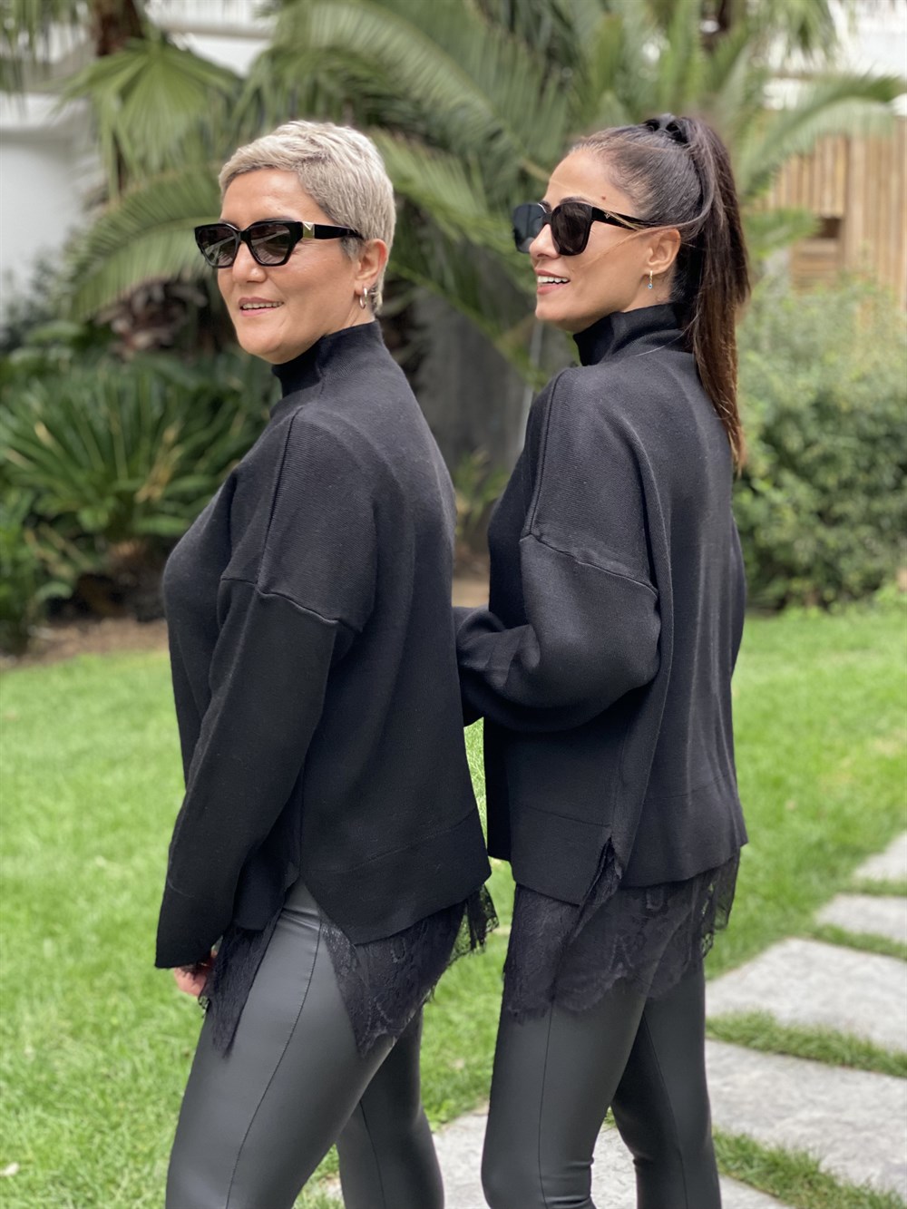 Siyah Eteği Dantelli Yarım Balıkçı Triko Kadın Kazak