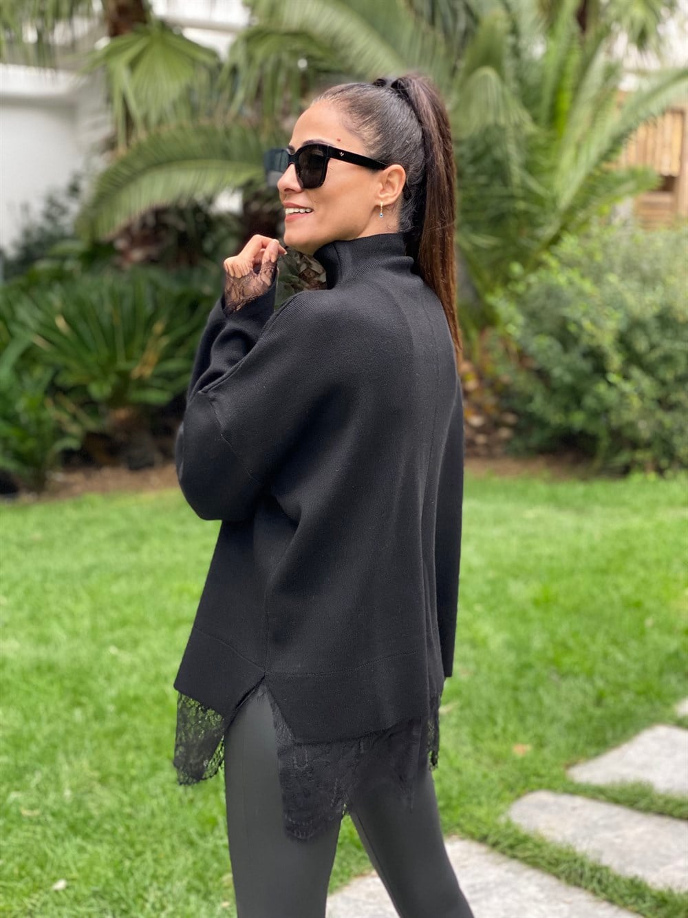 Siyah Eteği Dantelli Yarım Balıkçı Triko Kadın Kazak