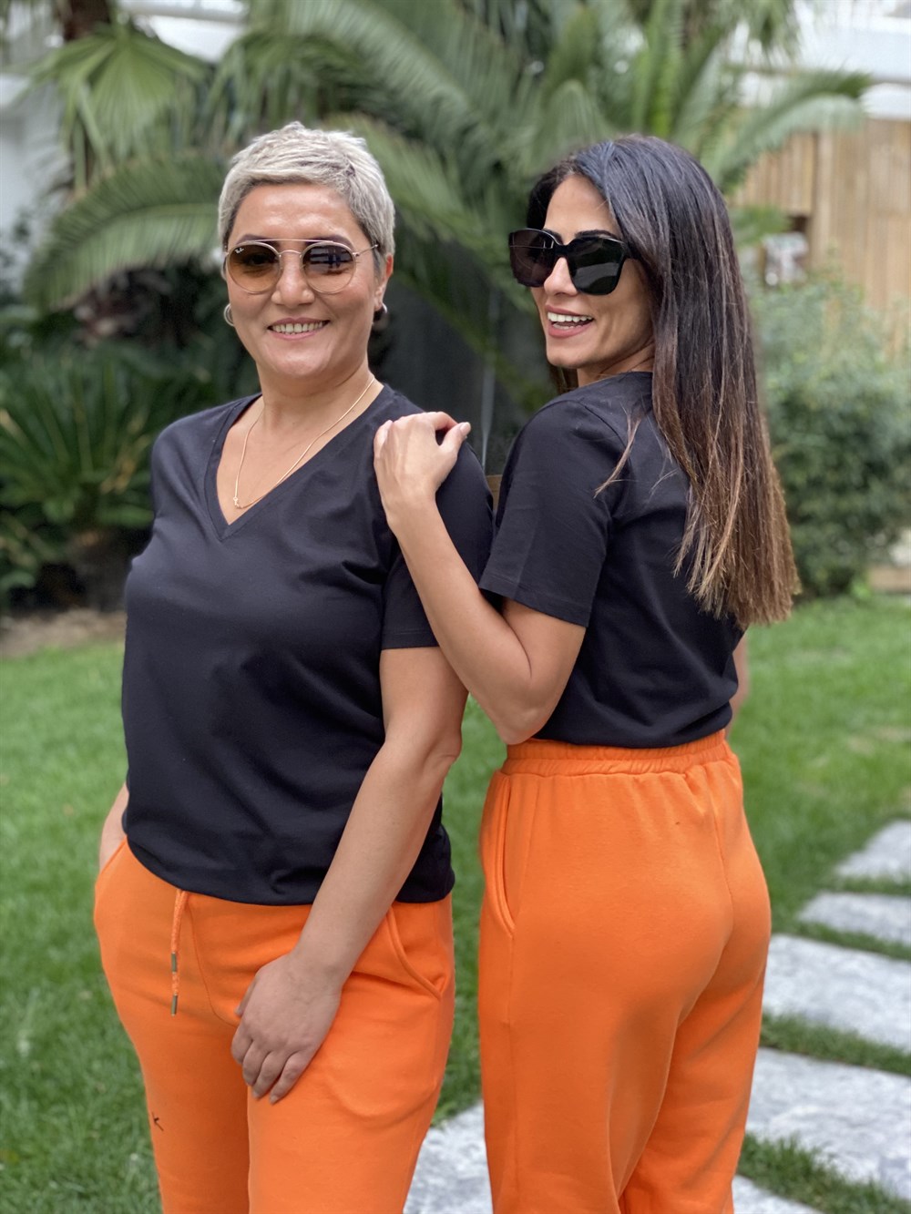 Siyah Eteği Dikişli V Yaka Basic Kadın T-shirt