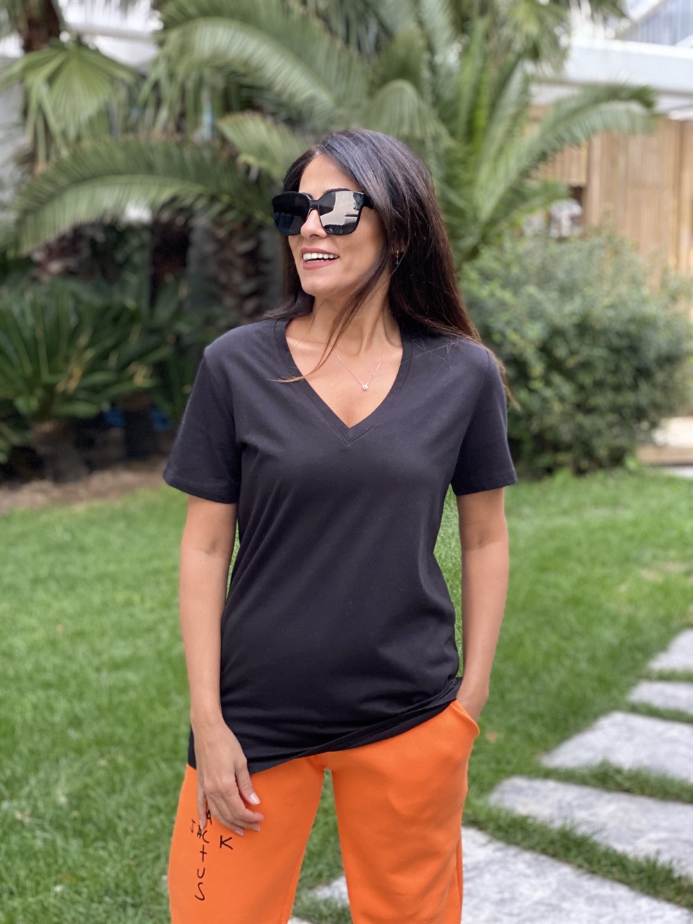 Siyah Eteği Dikişli V Yaka Basic Kadın T-shirt