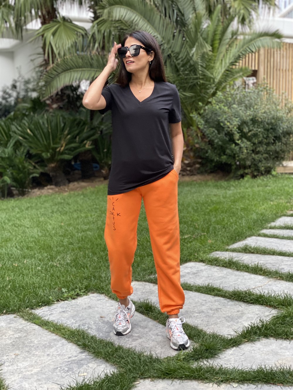 Siyah Eteği Dikişli V Yaka Basic Kadın T-shirt