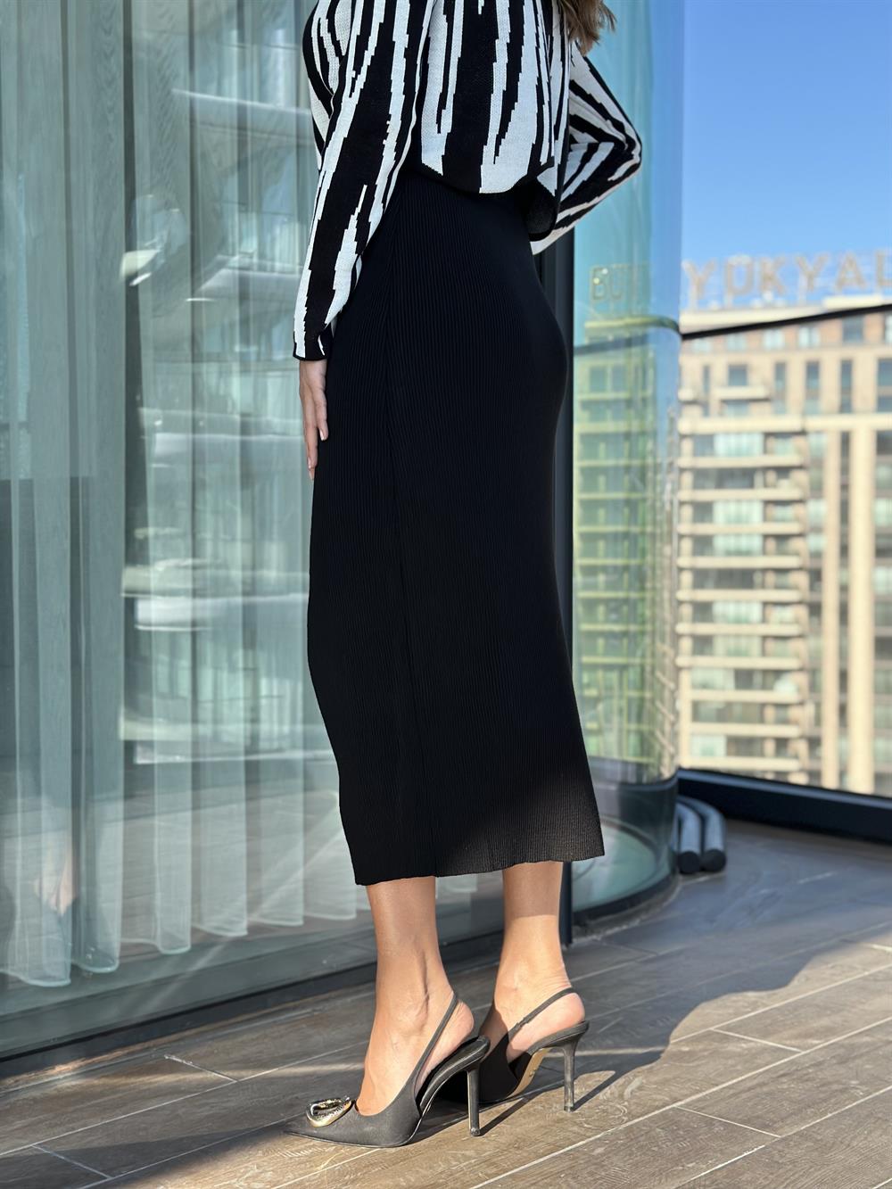 Siyah Fitilli Yırtmaçlı Triko Kadın Etek