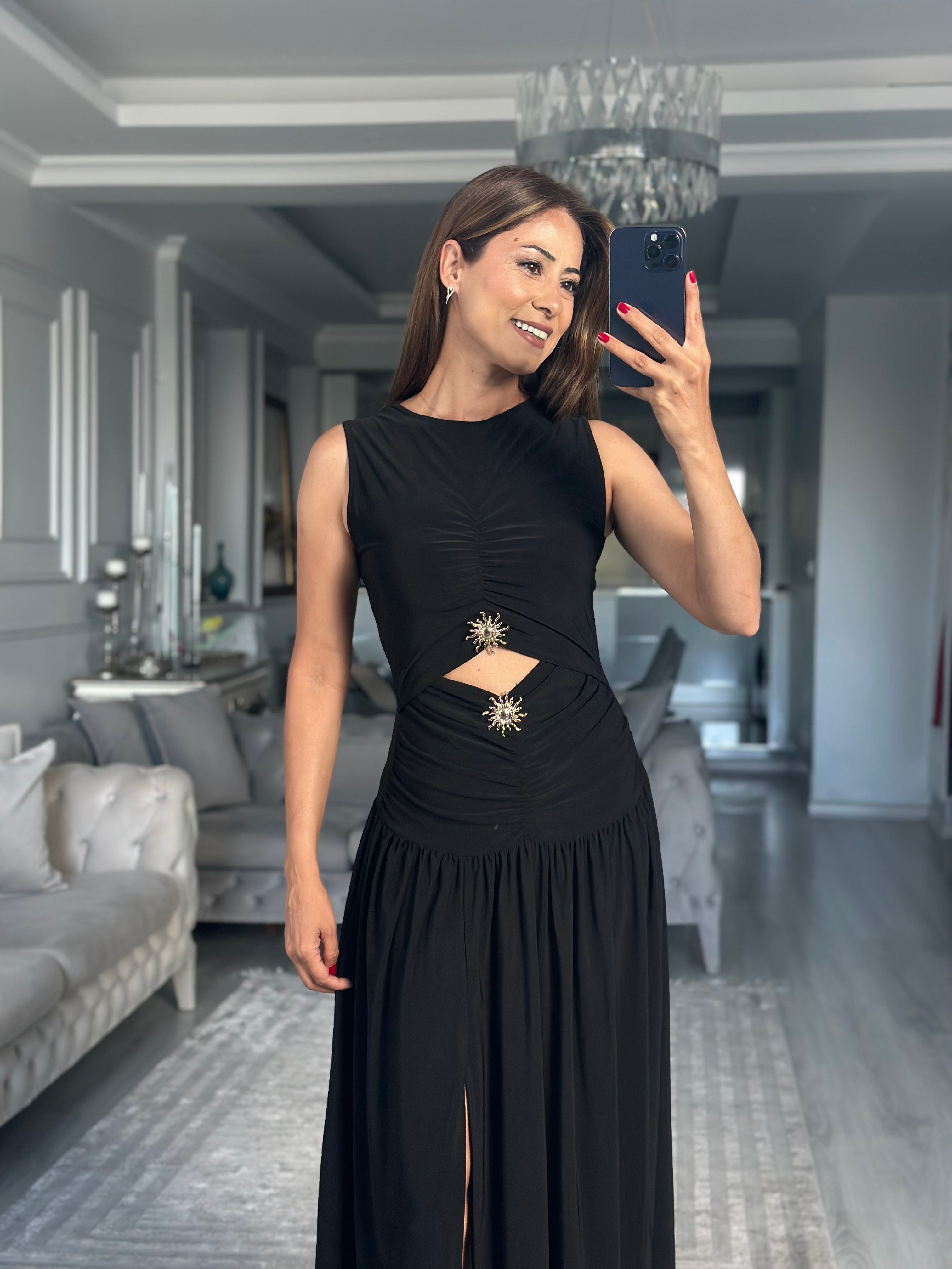 Siyah Güneş Aksesuarlı Yırtmaçlı Midi Boy Kadın Elbise