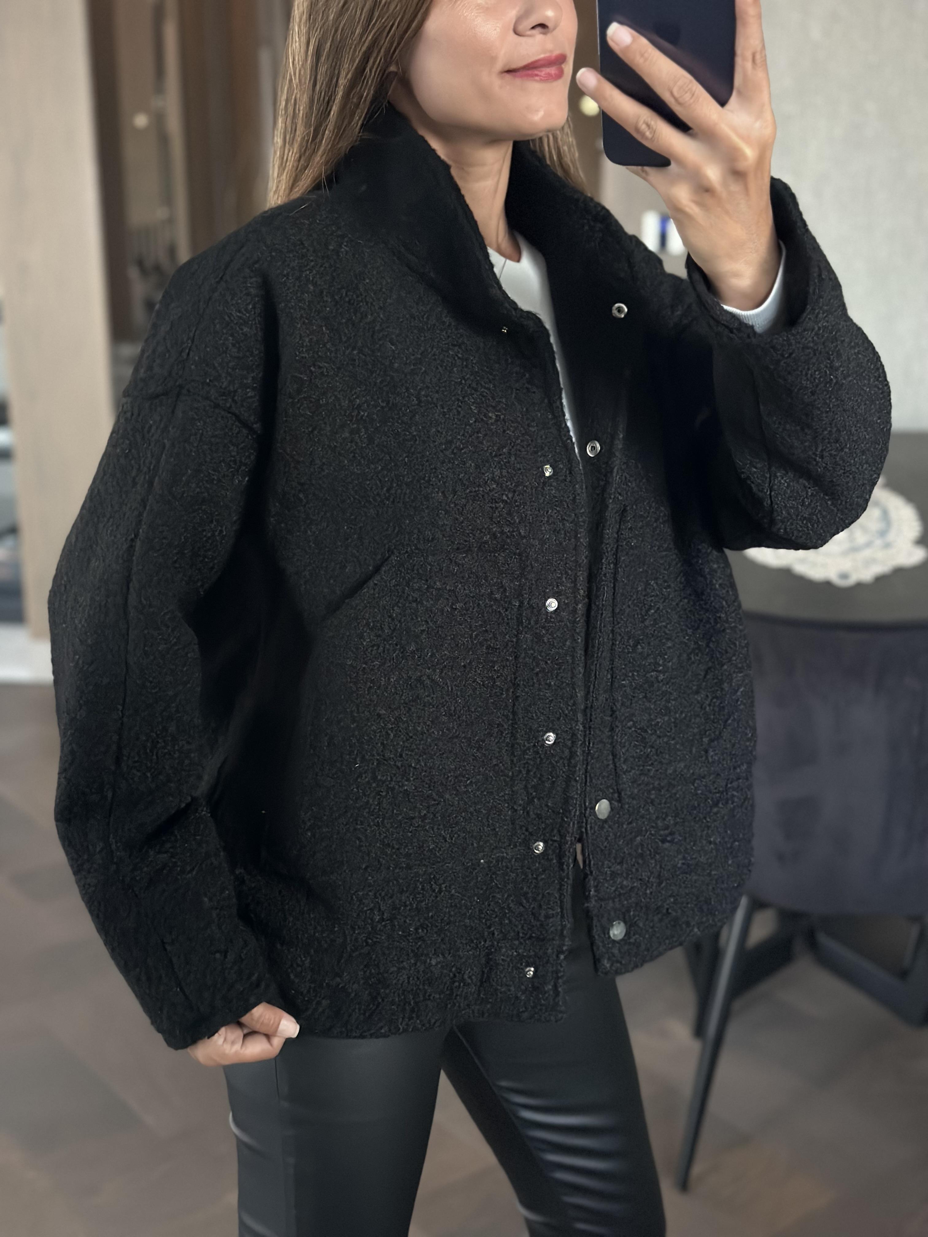 Siyah Hakim Yaka Çıtçıtlı Buklet Kadın Mont