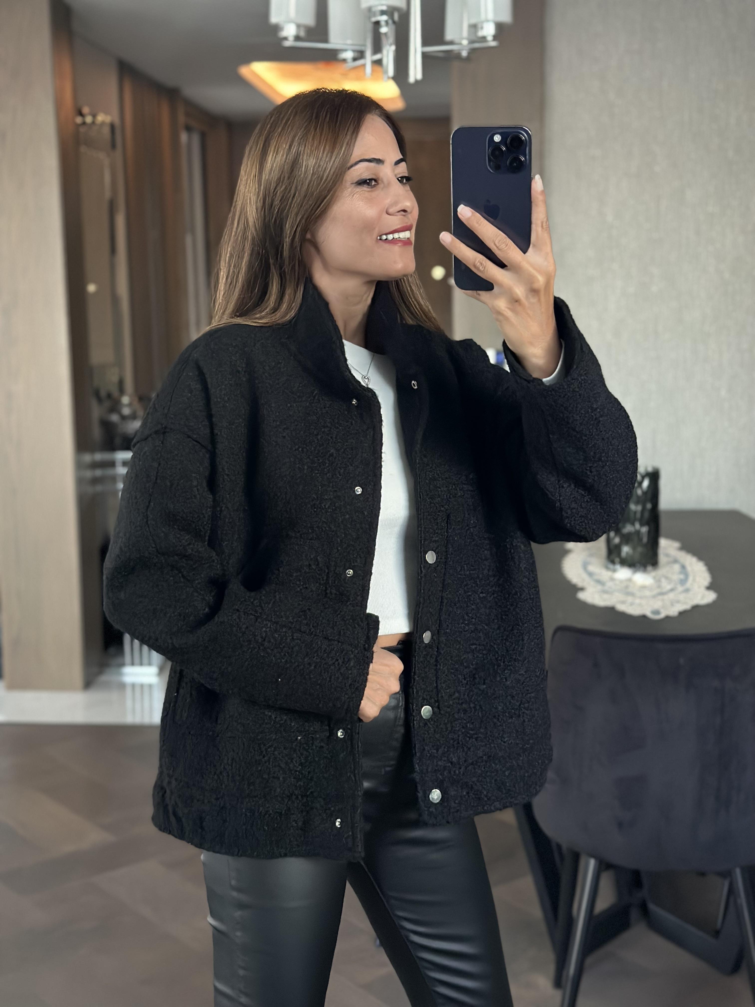 Siyah Hakim Yaka Çıtçıtlı Buklet Kadın Mont