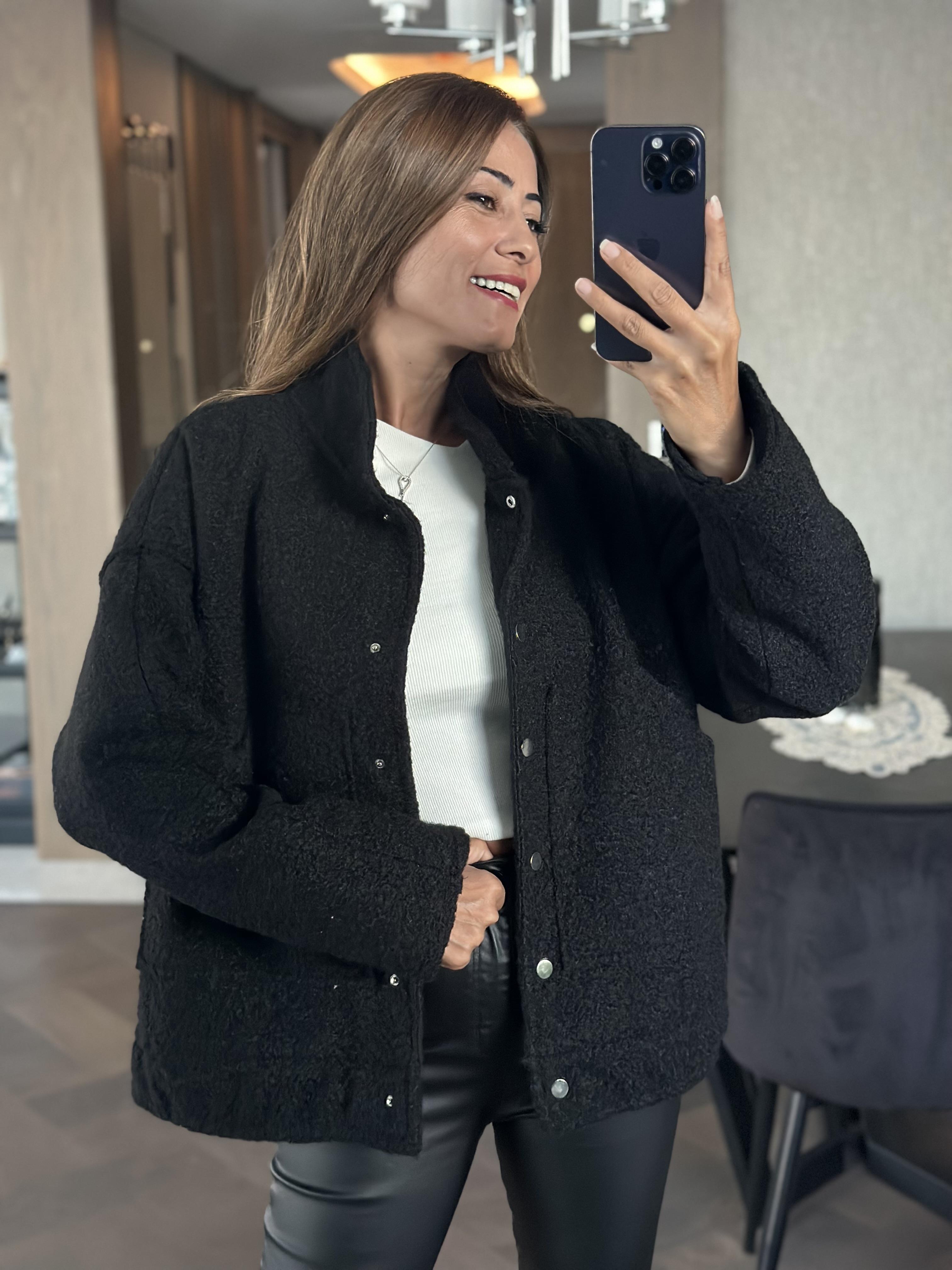 Siyah Hakim Yaka Çıtçıtlı Buklet Kadın Mont