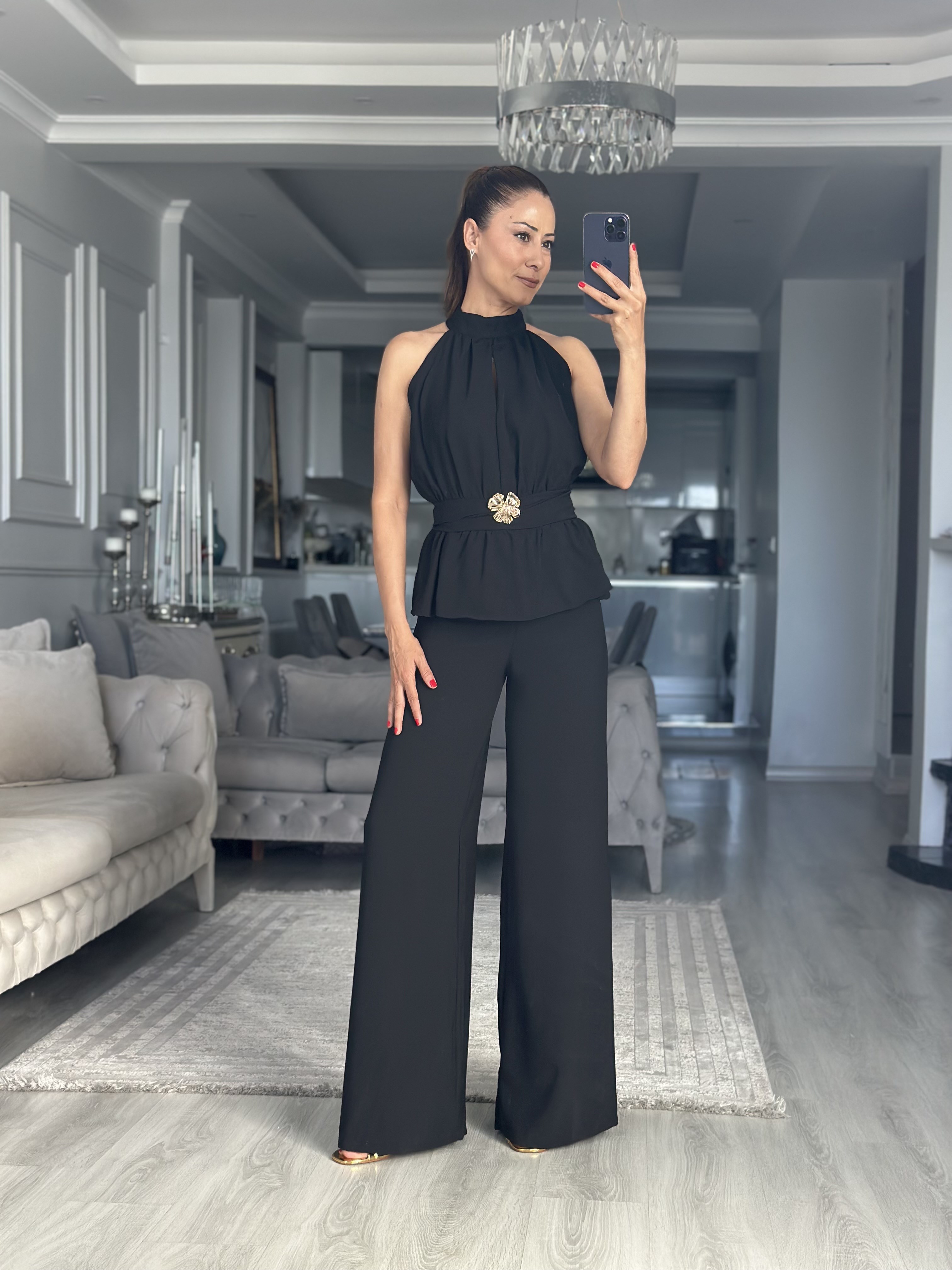 Siyah Halter Yaka Beli Broşlu Kadın Tulum