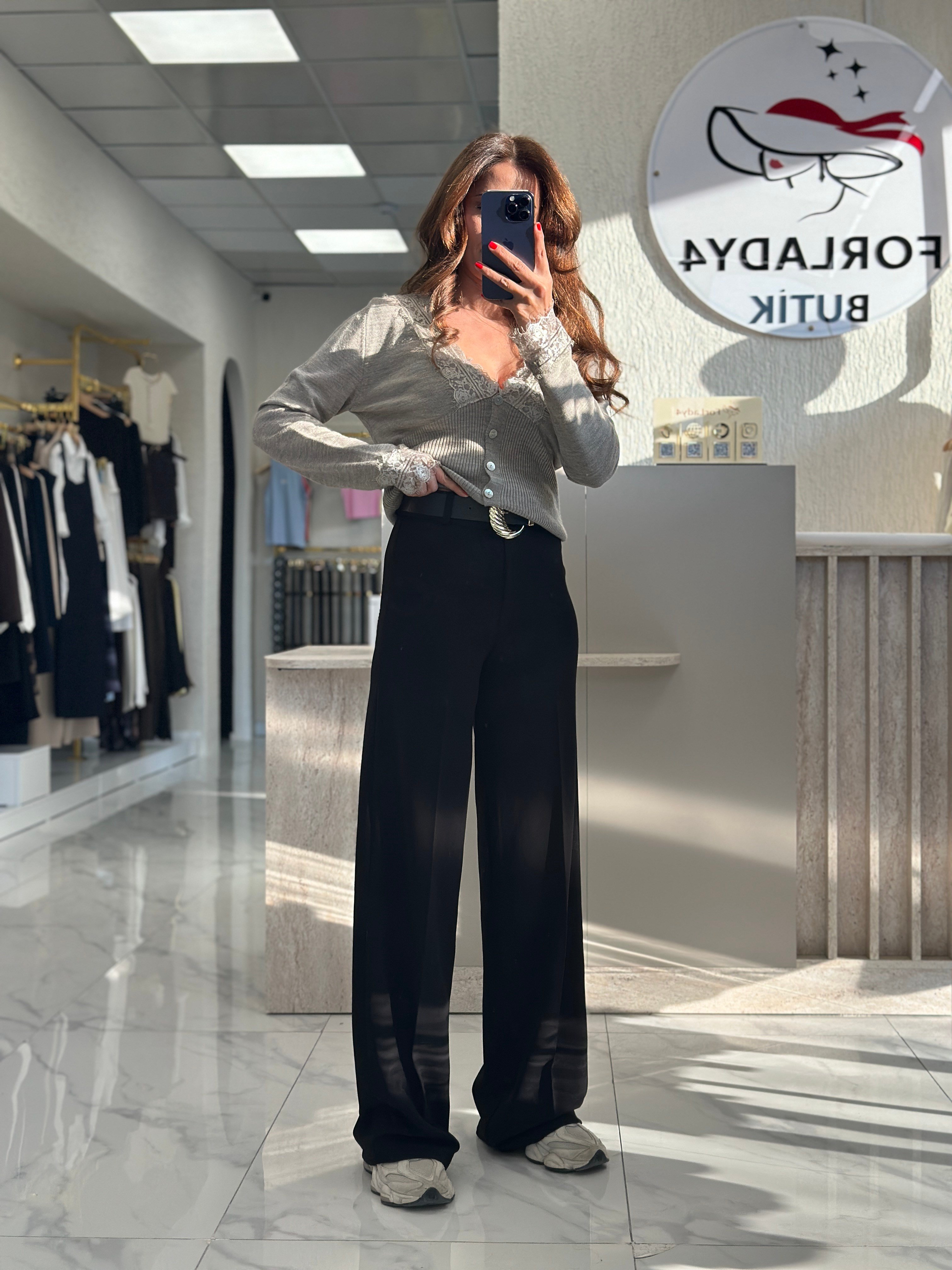 Siyah İki Düğmeli Büyük Tokalı Kemerli Kadın Pantolon