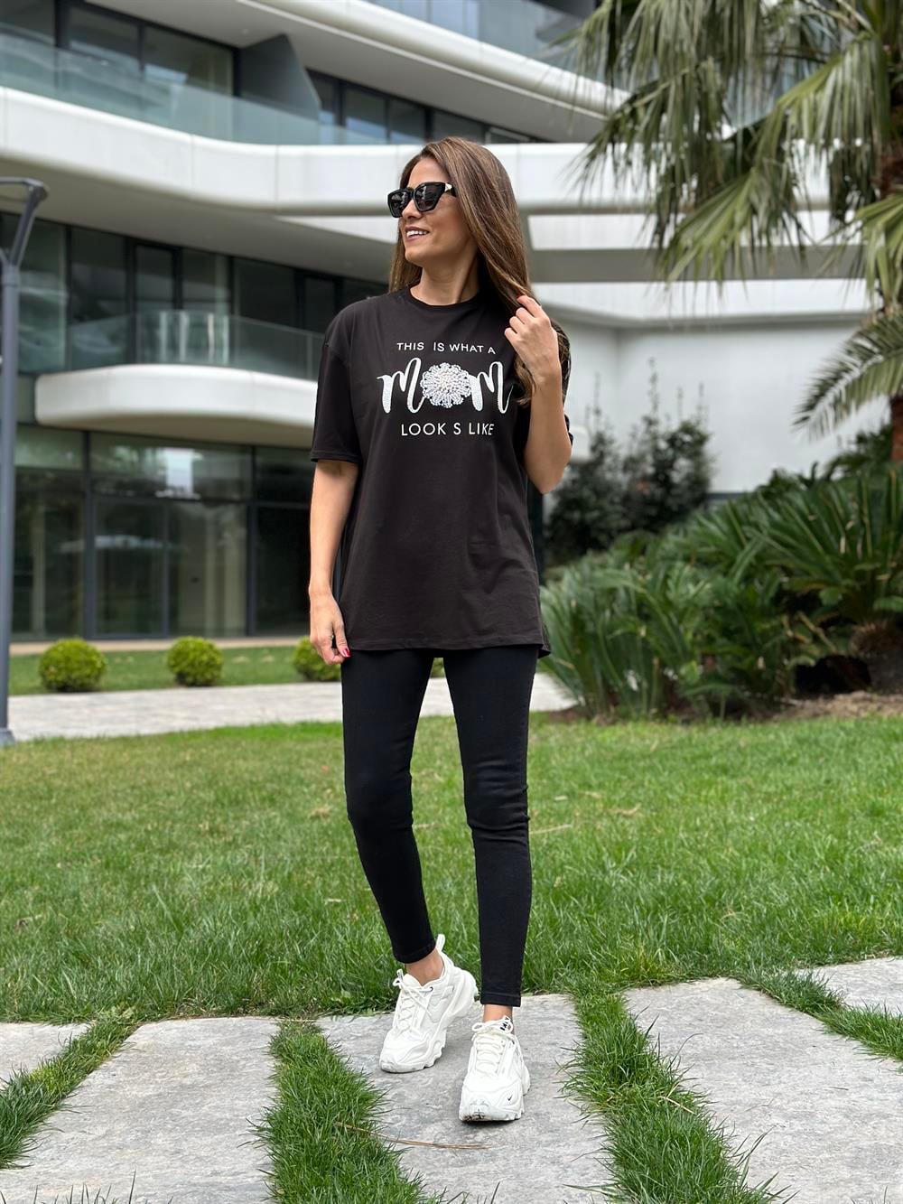 Siyah İnci Detay Bisiklet Yaka Kadın T-Shirt