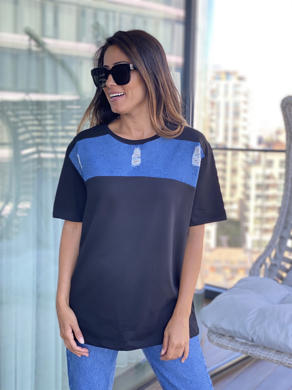 Siyah Jean Detay Yırtıklı Bisiklet Yaka Kadın T-Shirt 