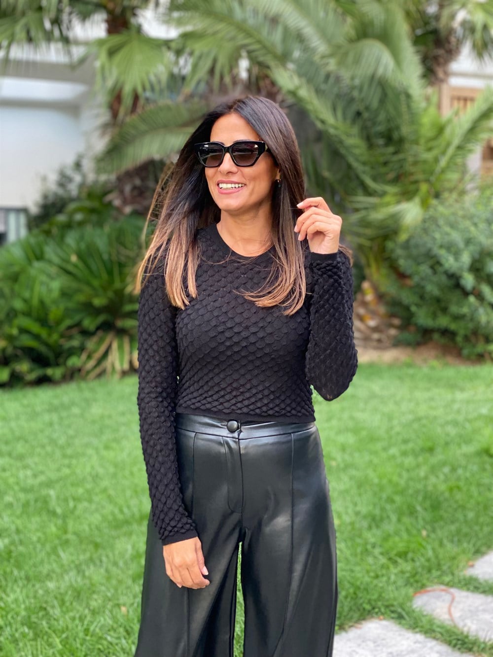 Siyah Kabartma Desenli Kadın Kazak