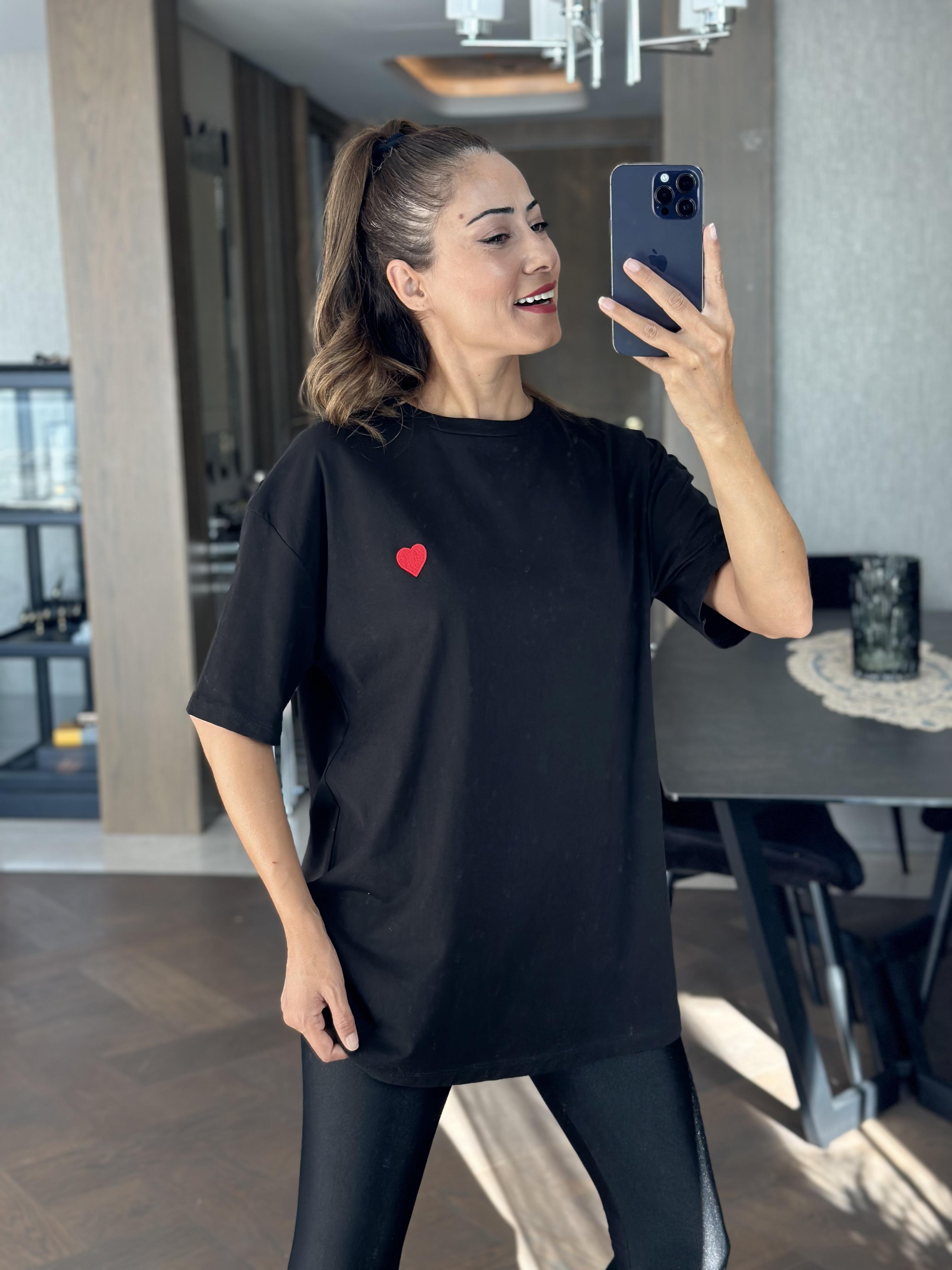 Siyah Kalp İşlemeli Bisiklet Yaka Kadın T-Shirt