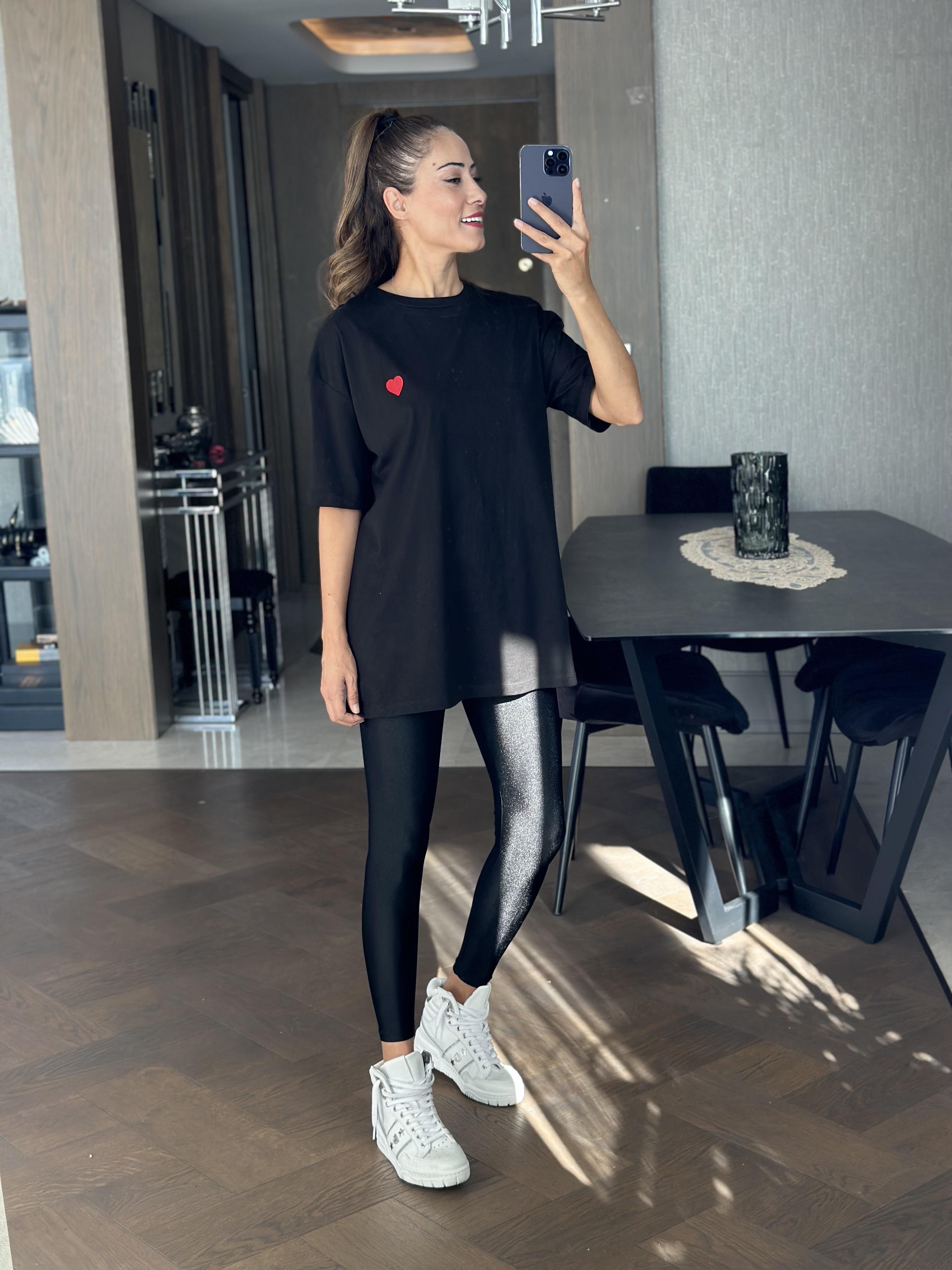 Siyah Kalp İşlemeli Bisiklet Yaka Kadın T-Shirt