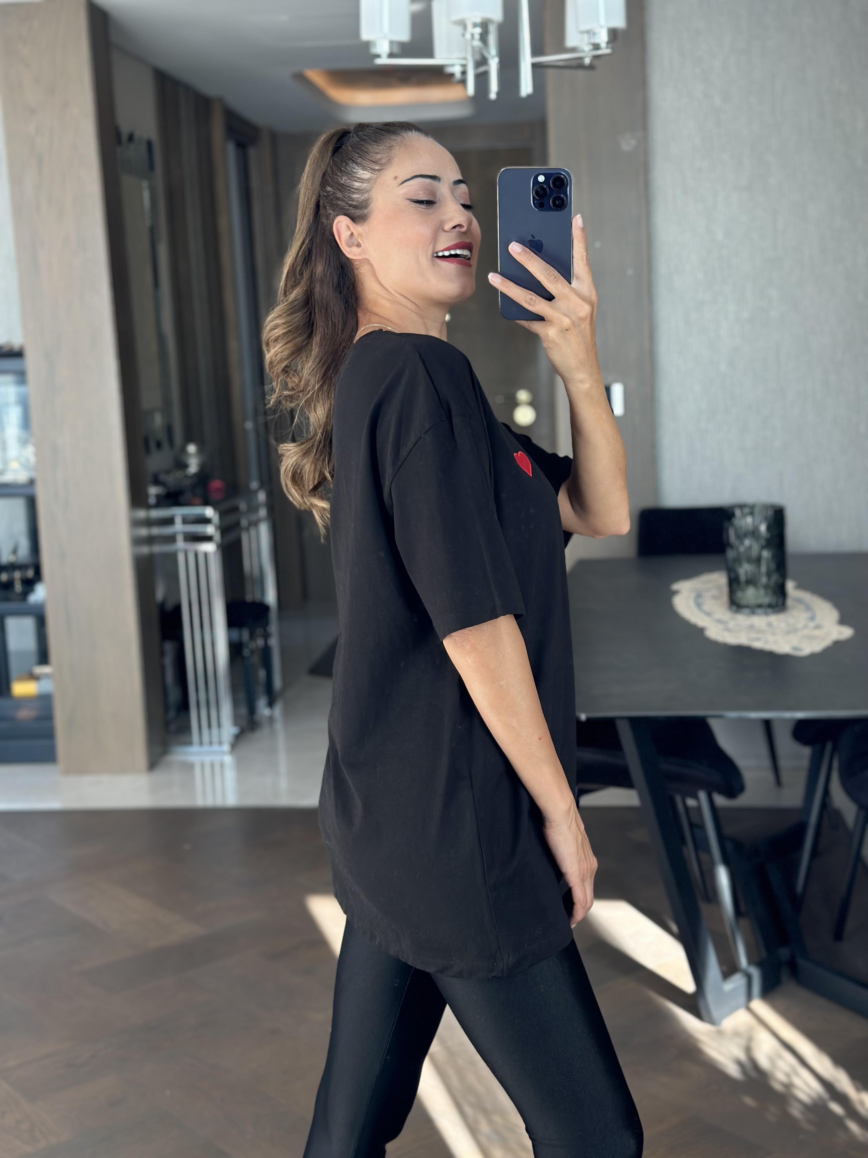 Siyah Kalp İşlemeli Bisiklet Yaka Kadın T-Shirt