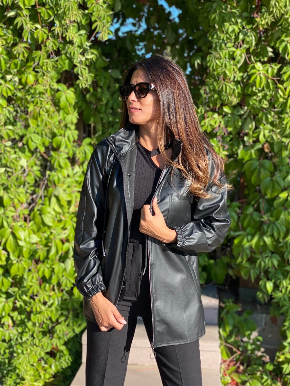 Siyah Kapüşonlu Fermuarlı Deri Kadın Trençkot