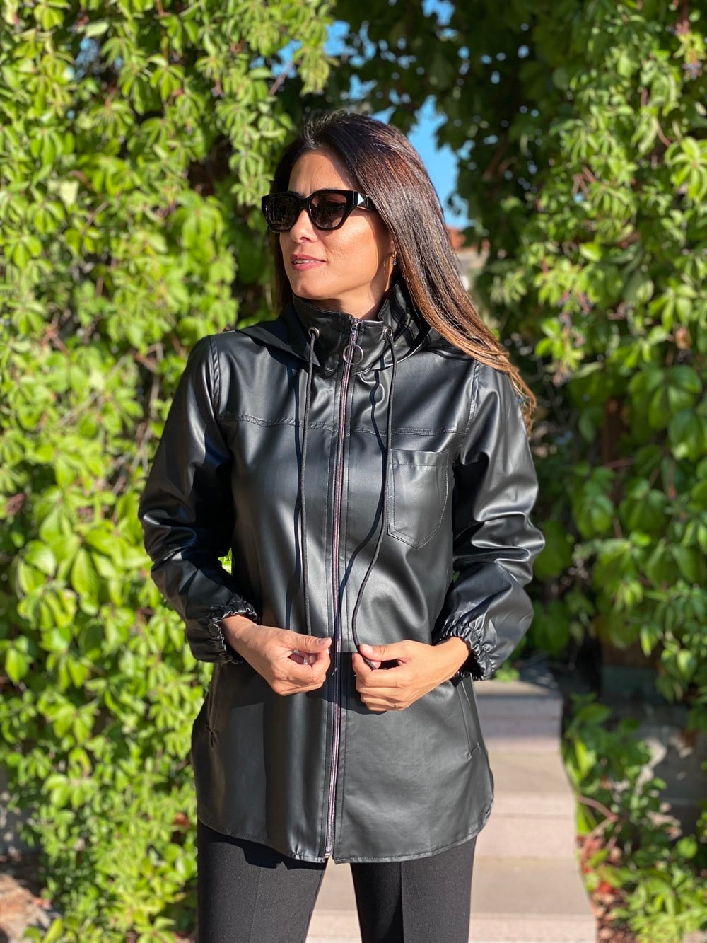 Siyah Kapüşonlu Fermuarlı Deri Kadın Trençkot