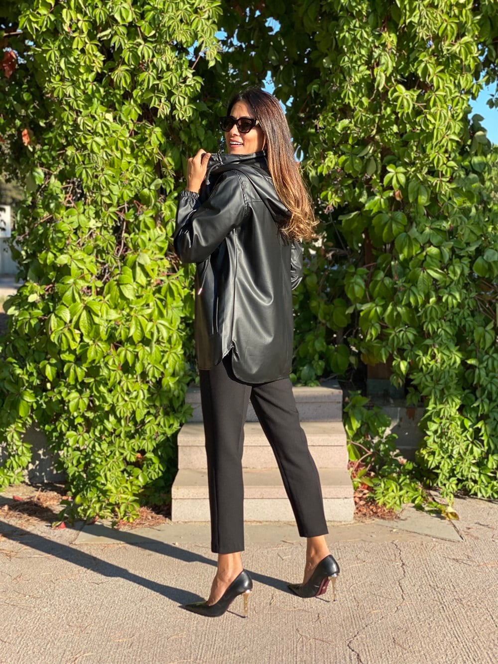 Siyah Kapüşonlu Fermuarlı Deri Kadın Trençkot