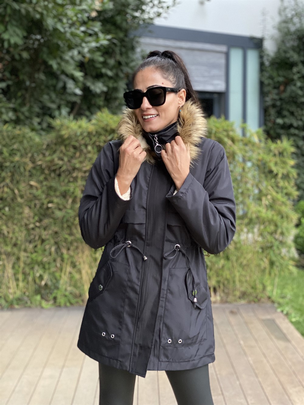 Siyah Kapüşonlu İçi Kürklü Bel Ayarlanabilir Kadın Parka