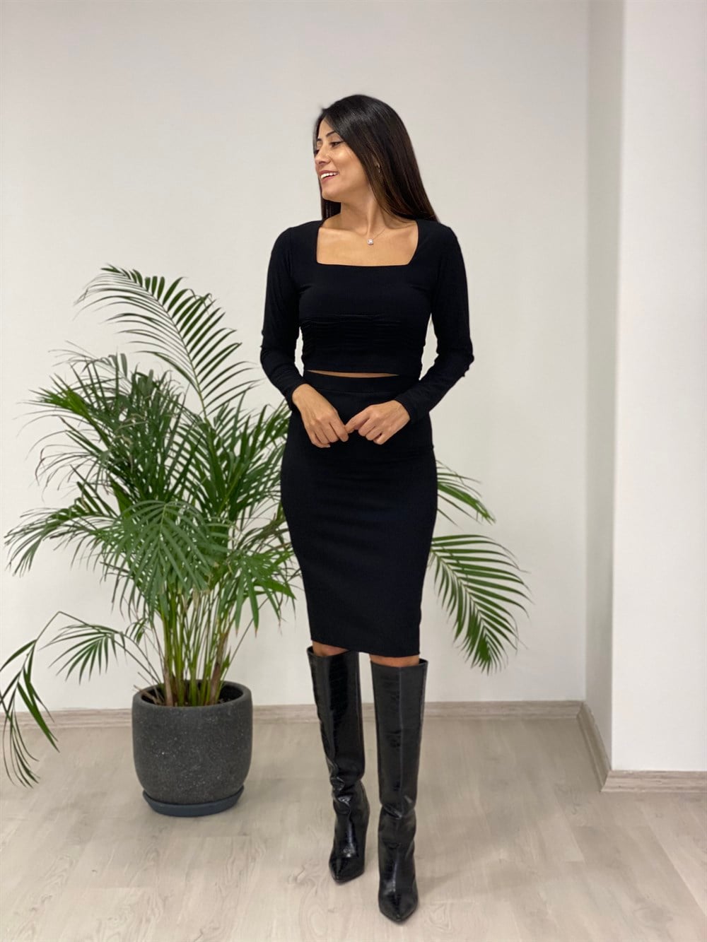 Siyah Kare Yaka Eteği Drapeli Crop Kadın Bluz