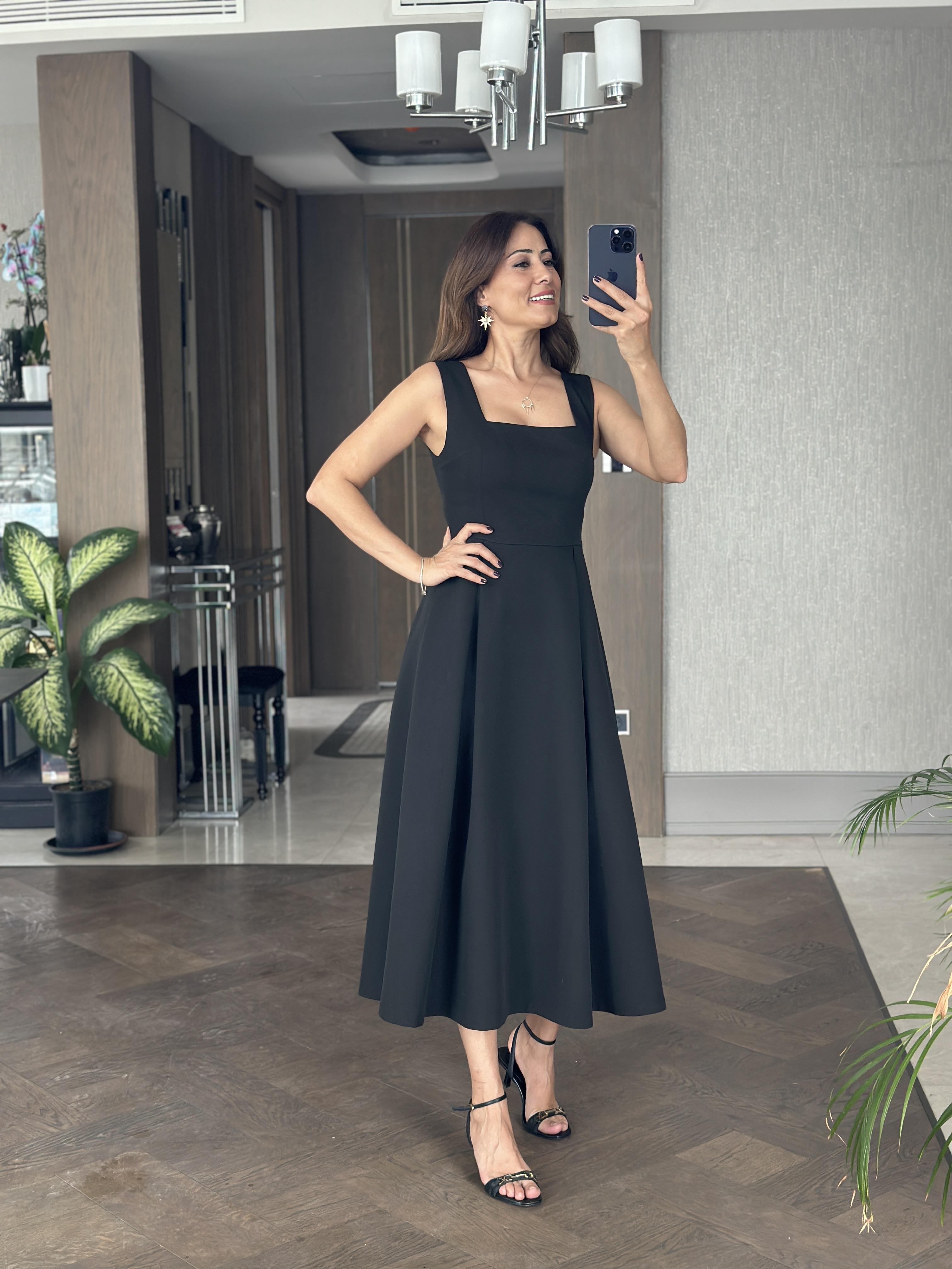 Siyah Kare Yaka Kalın Askılı Arkası Fermuarlı Kadın Midi Boy Elbise 