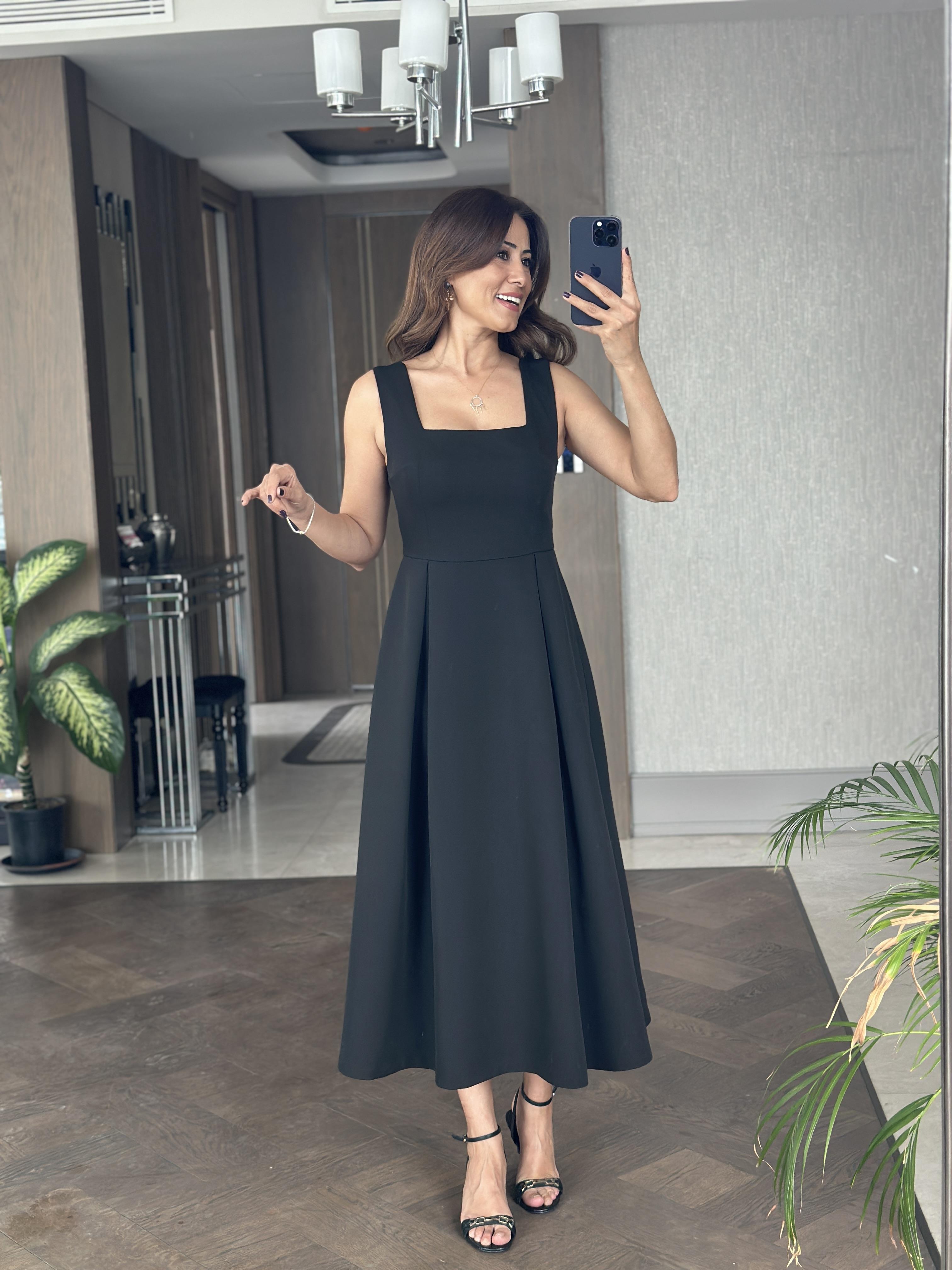 Siyah Kare Yaka Kalın Askılı Arkası Fermuarlı Kadın Midi Boy Elbise 