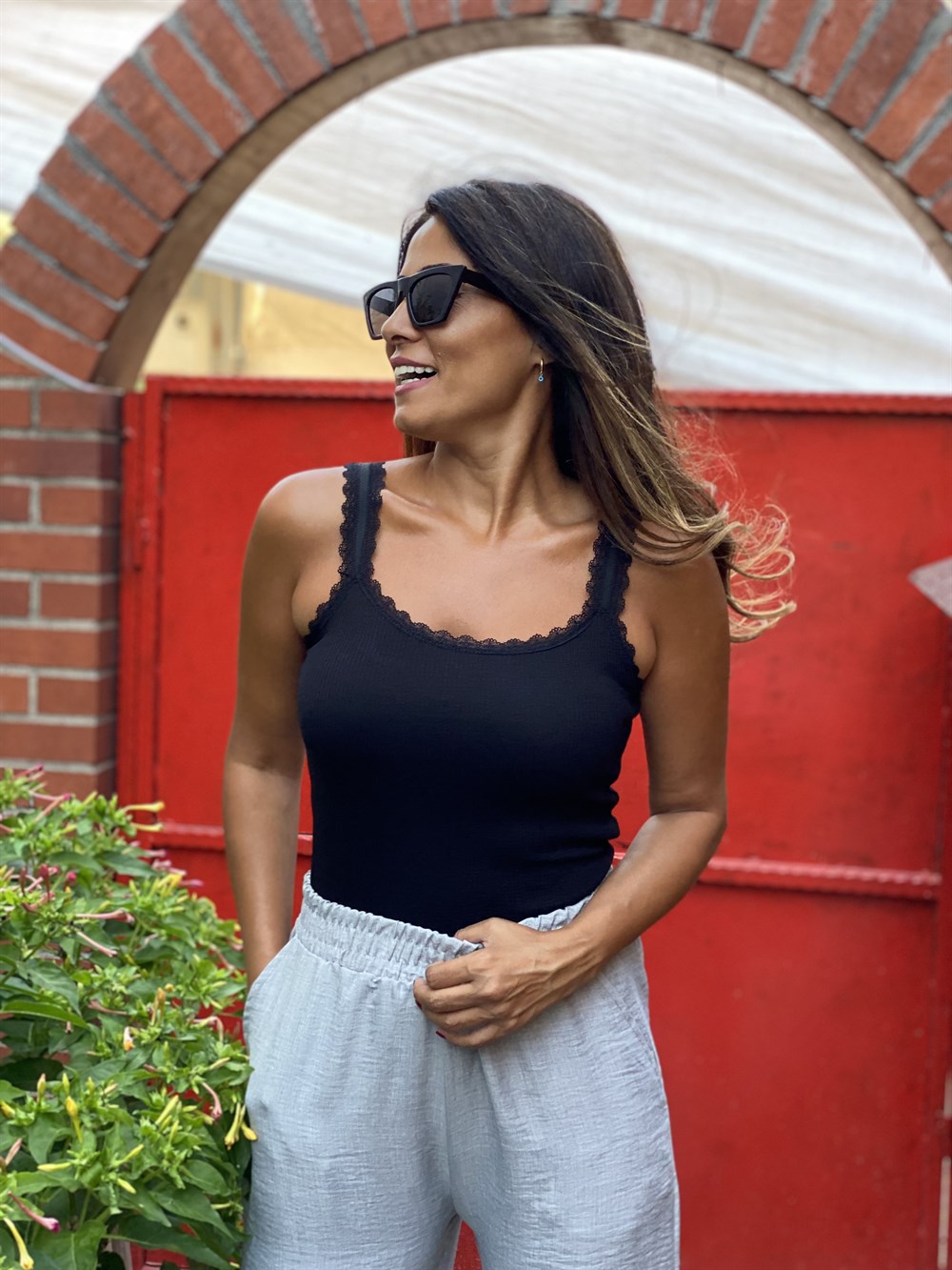 Siyah Kaşkorse Dantel Askılı Kadın Body